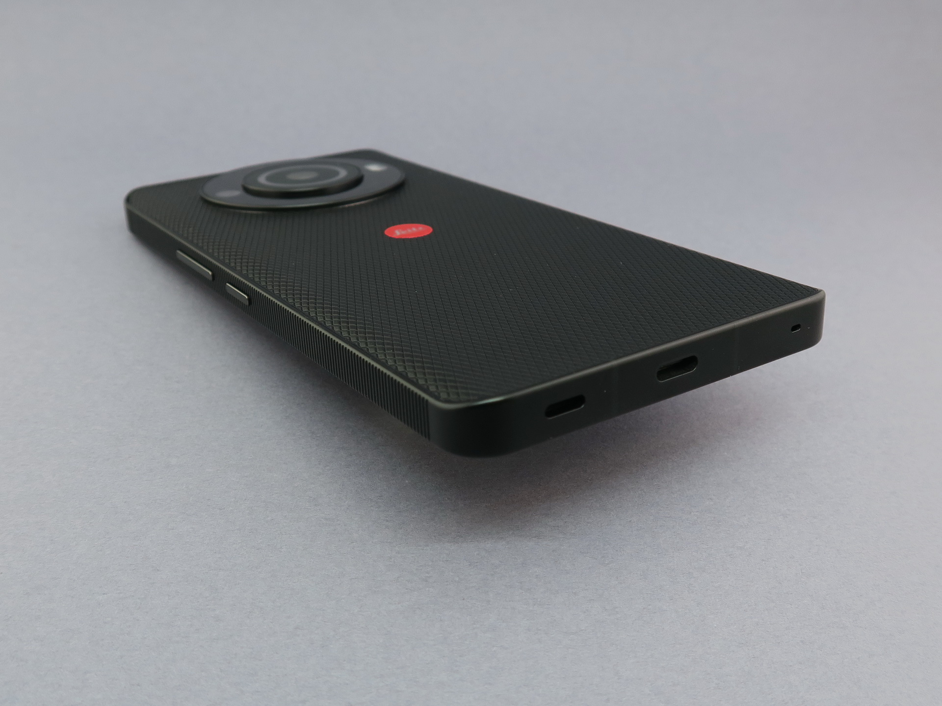 本体下部にはUSB Type-C外部接続端子を備える