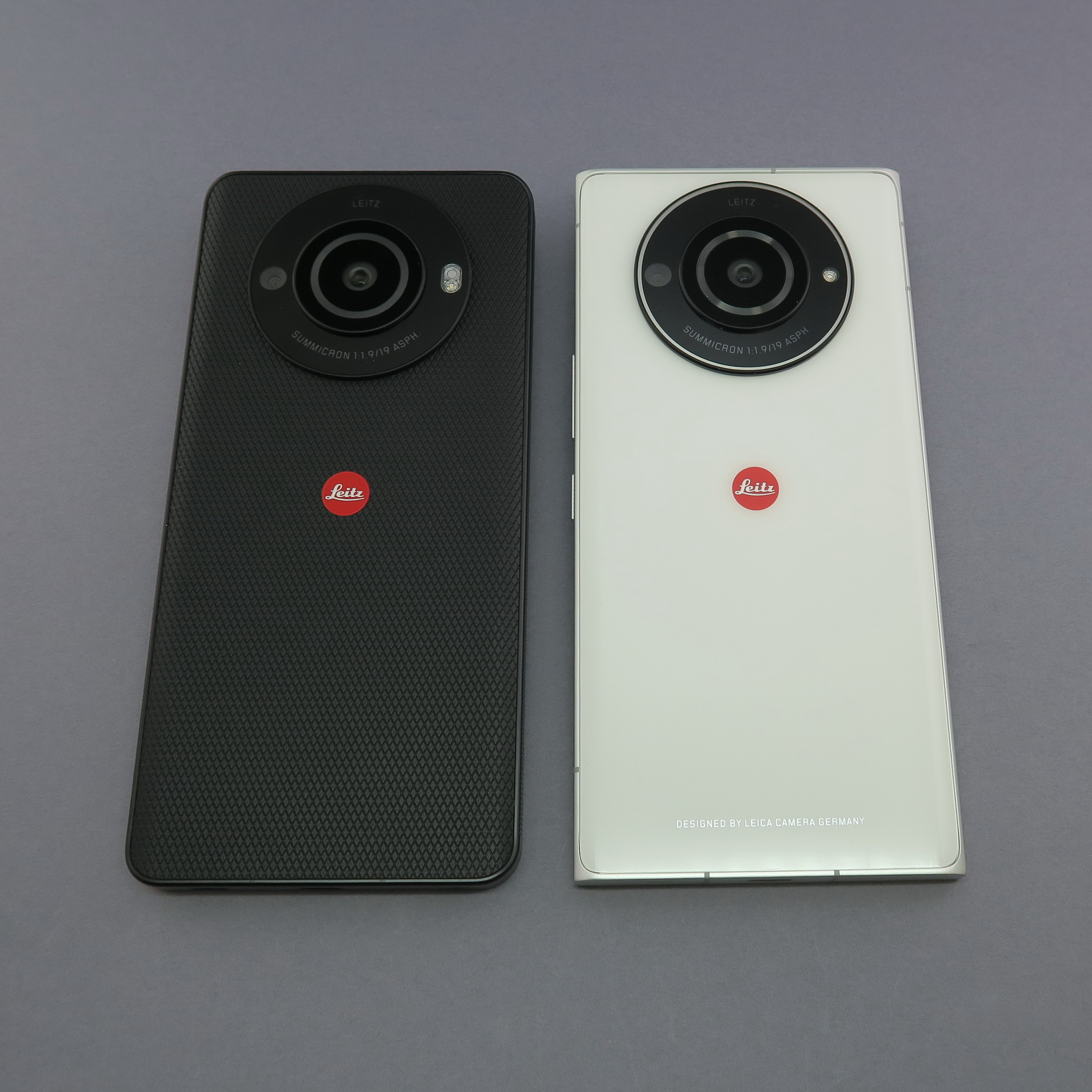 「Leitz Phone 3」（左）と「Leitz Phone 2」（右）の背面。ガラスによる光沢仕上げからダイヤモンドパターンの背面パネルに変更され、精悍なイメージになった