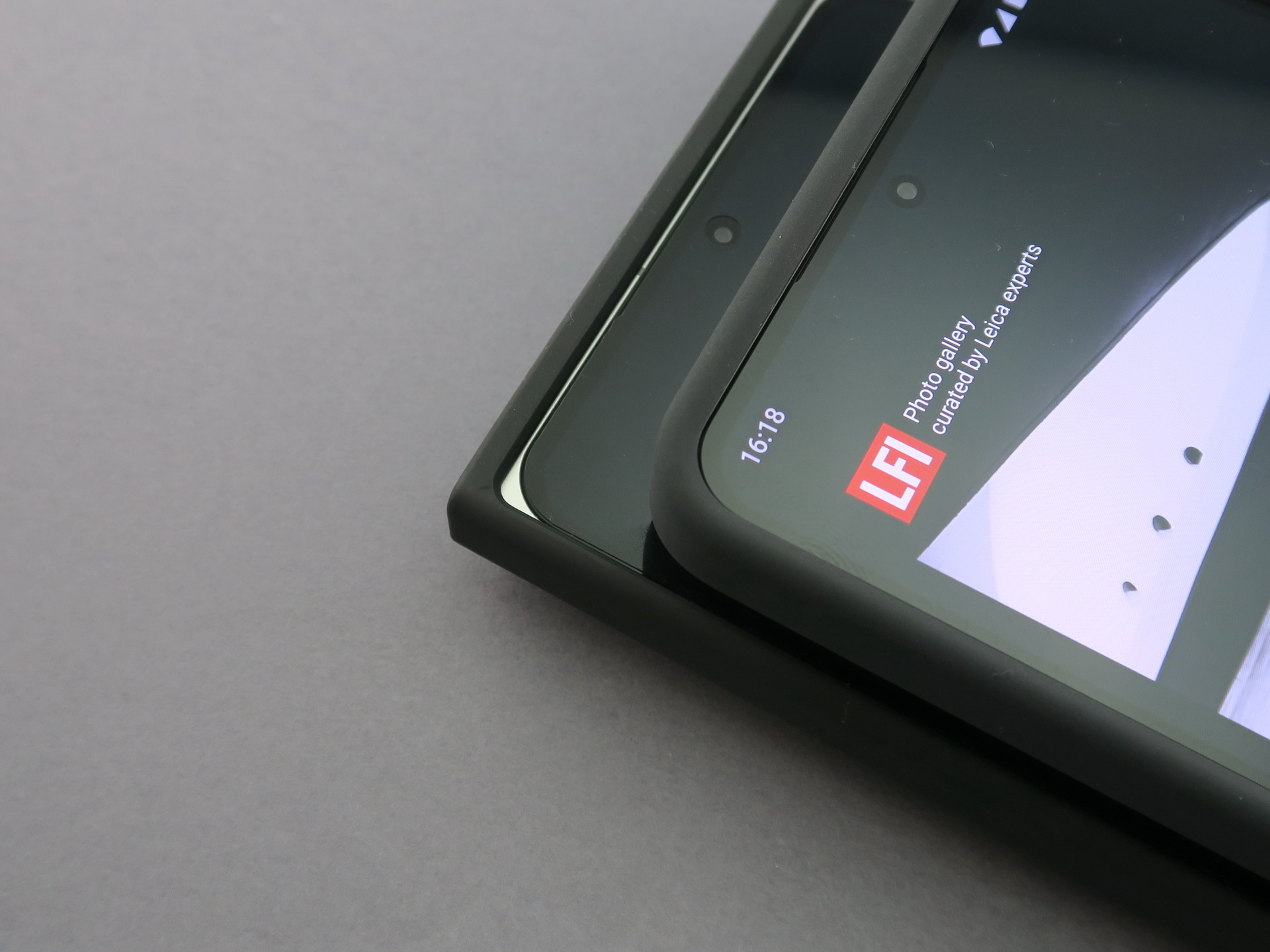 「Leitz Phone 2」（下）は保護ケース装着時にフレームが見えていたが、「Leitz Phone 3」ではケースがフレーム部分を覆う形状に仕上げられている