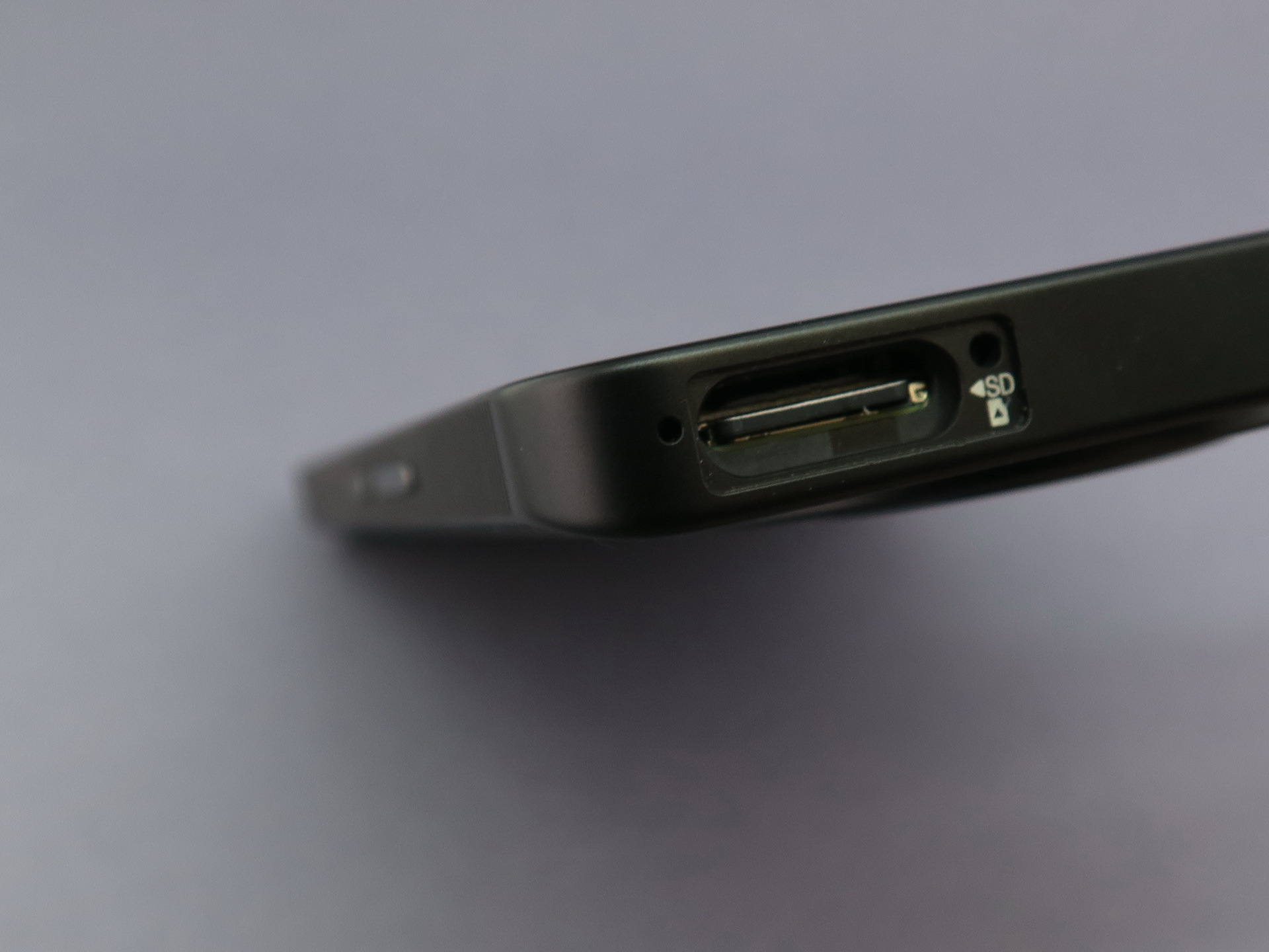 SIMカードスロットには下段側（背面側）にmicroSDメモリーカードを装着できる。SIMカードトレイは上段側（ディスプレイ側）にさし込む構造