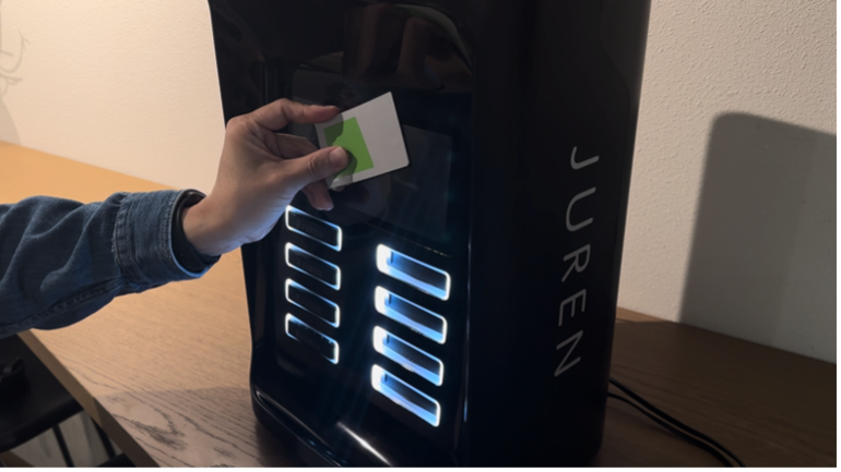 非接触型のICカードをタッチしてモバイルバッテリーをレンタル