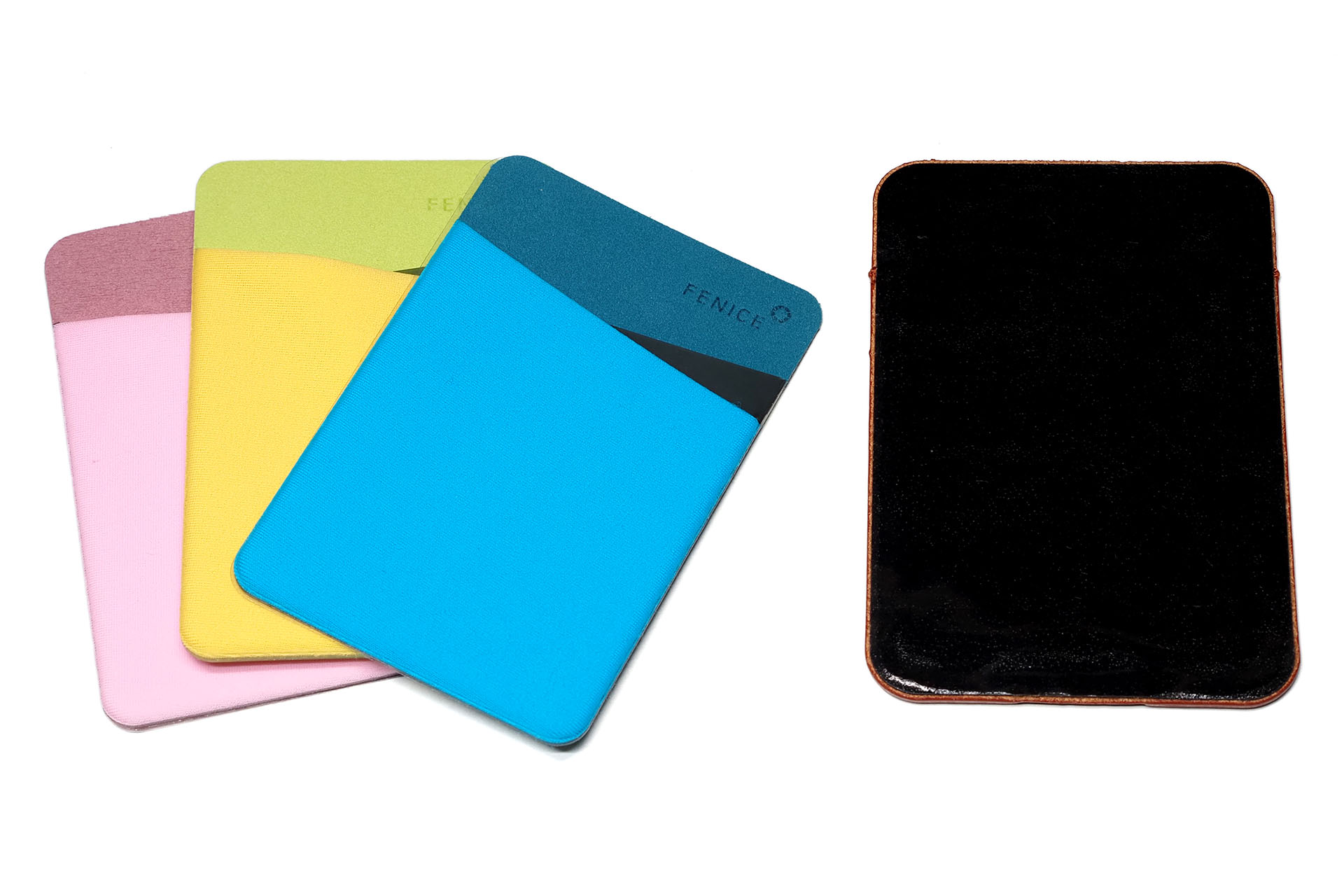 伸縮性があるポケットを備えた「スマートフォン背面に貼るタイプのカードケース」。裏面はくり返し使える粘着シートになっている。2015年頃に多用したグッズなのであった。