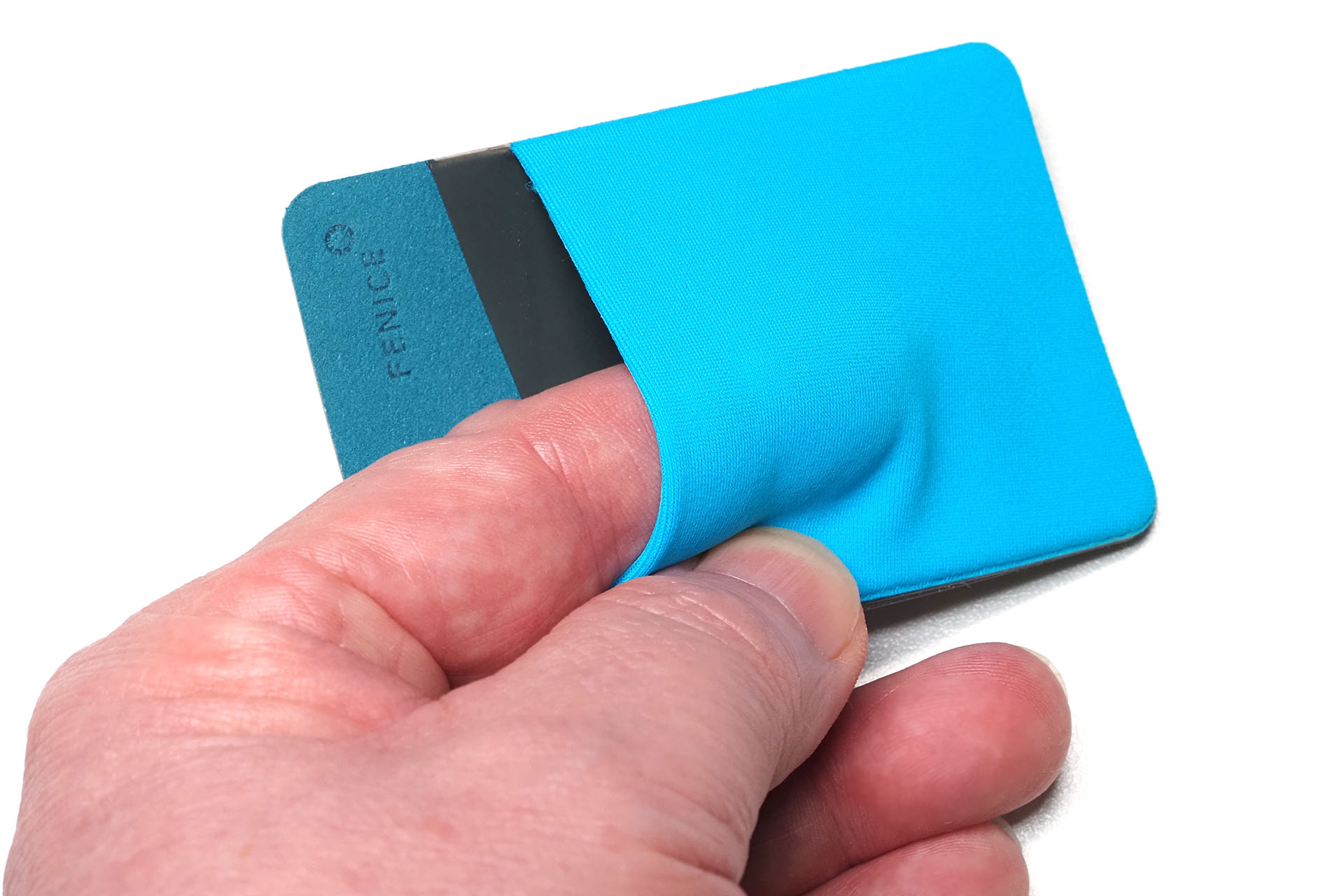 ポケット部は今時的な登山パンツやスポーツウェアっぽい、スムーズな伸縮性がある。カードケースではあるが、イヤホンやUSBメモリーなどの小物を入れるのにも向く。