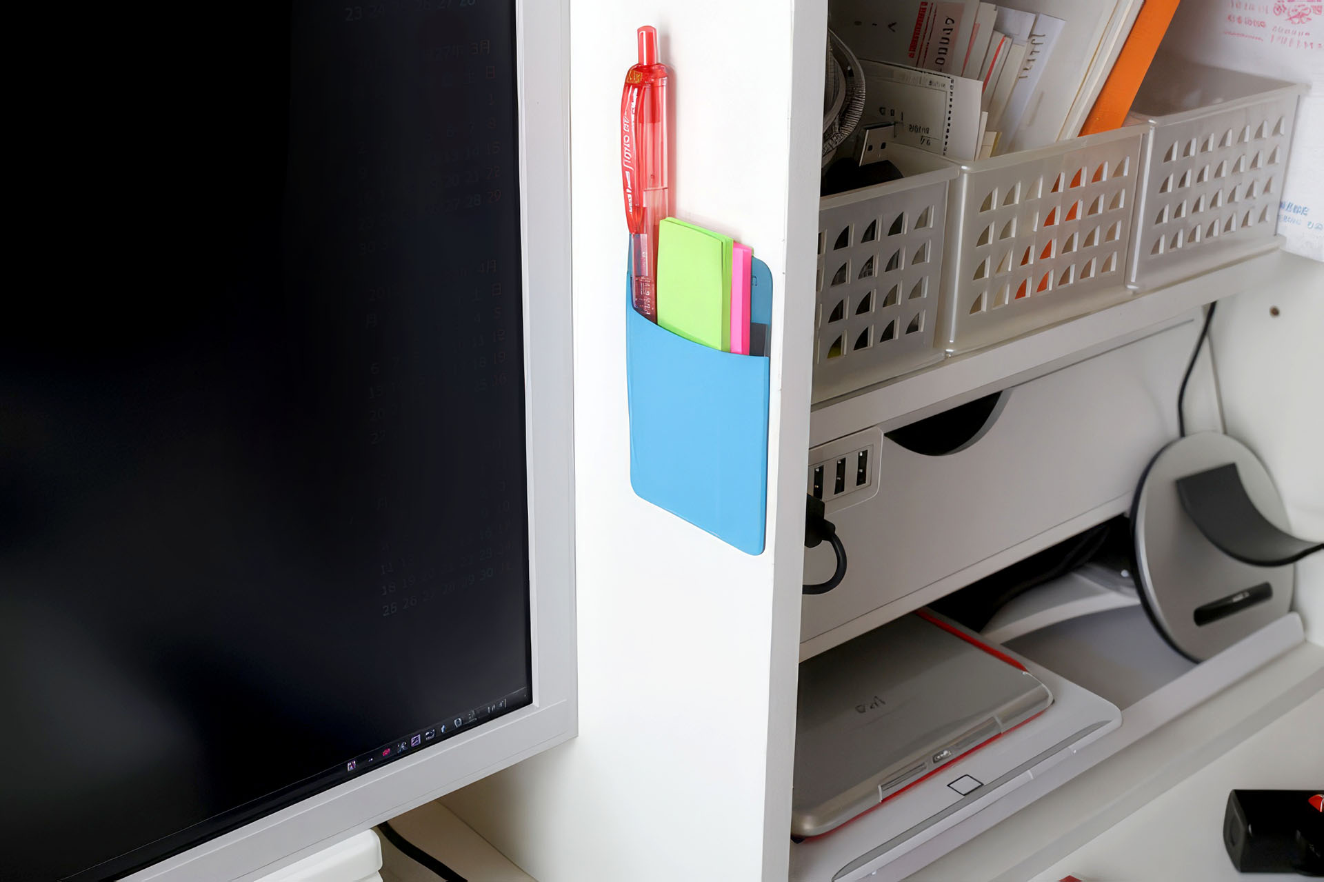 棚やペン立てに貼って小物入れとして使っても便利。