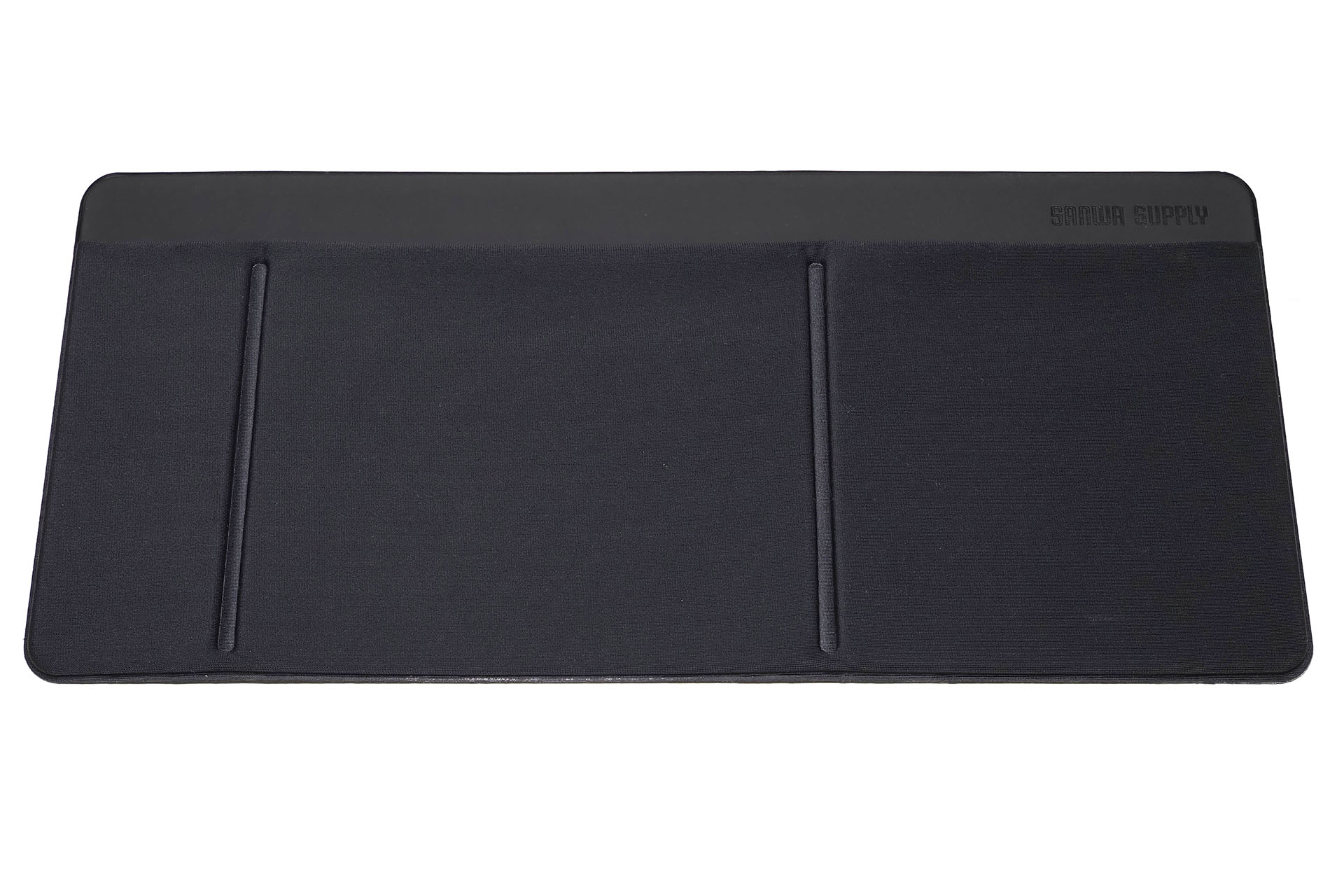 製品は板状で、ナイロン/ポリウレタン製の伸縮性のあるポケットが3つある。