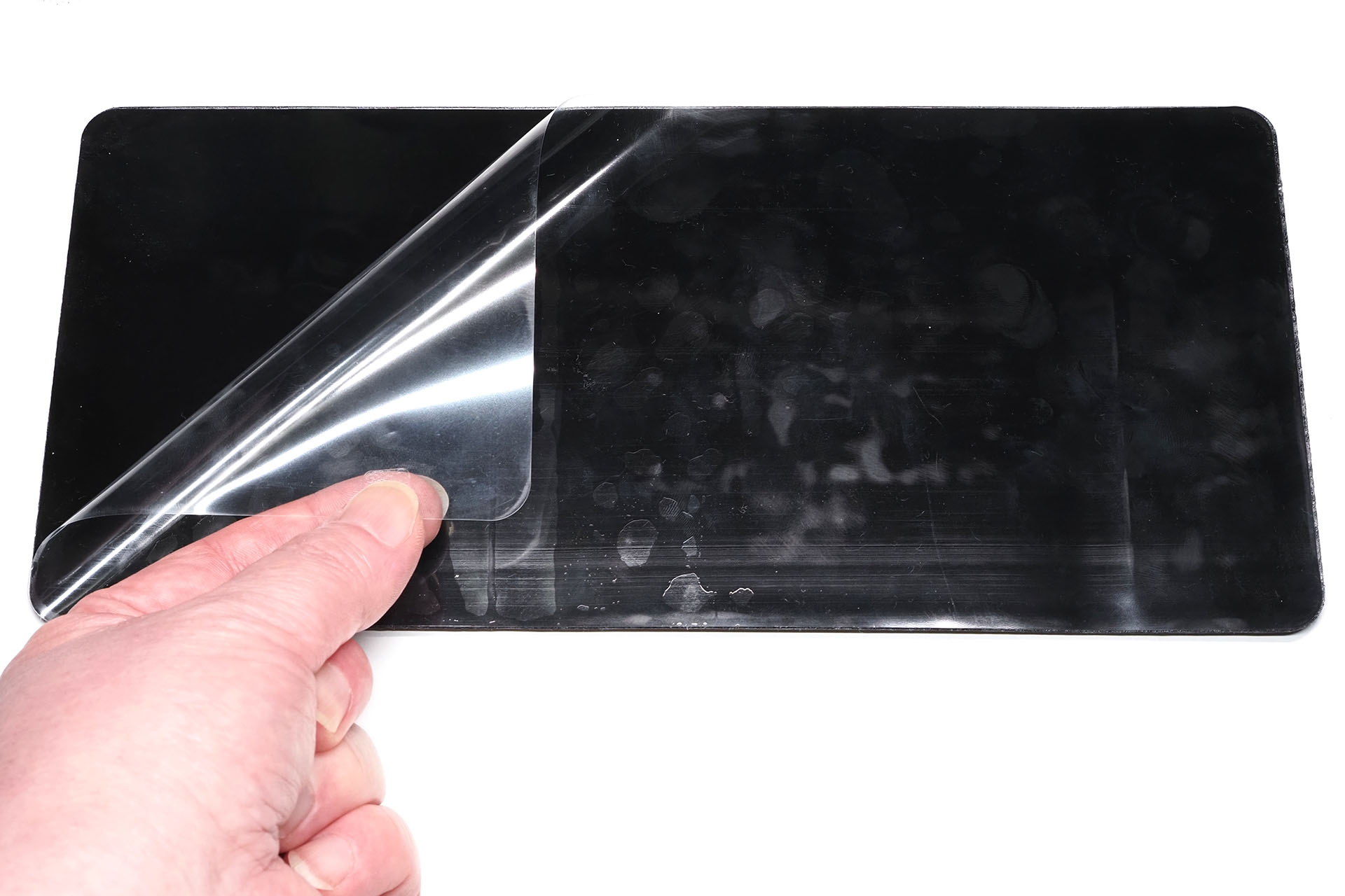 裏面には粘着シートがあり、これでノートPC天板などに貼る。シートの粘着力は「超強力」というほどではないものの、広い面全体で貼れるので、不意に剥がれてしまうようなことはなく、スマートフォンなど重めのモノを入れても不安感はない。