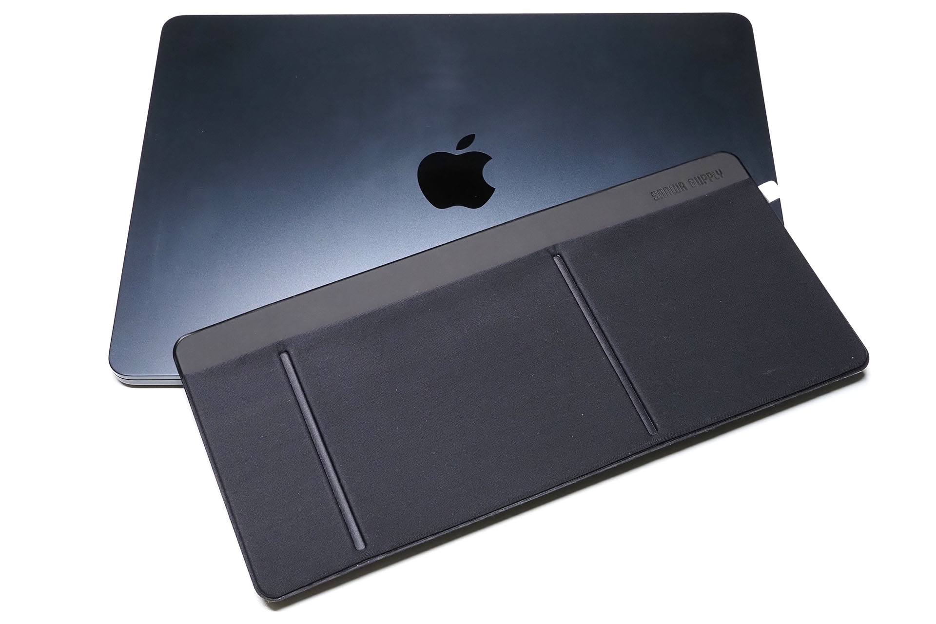 M3 MacBook Air 13インチに対するサイズ感。