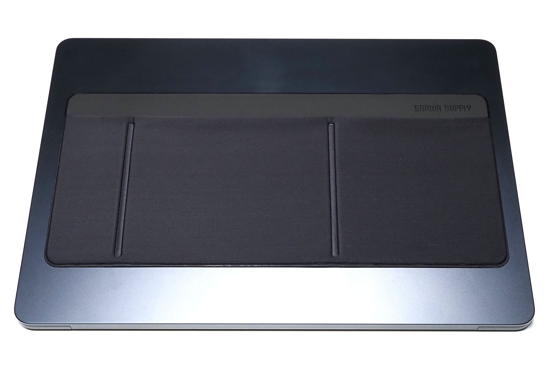 M3 MacBook Air 13インチに貼った様子。中央に貼った場合、左右に1cm程度ずつ、上下に4cm程度ずつスペースが余る。