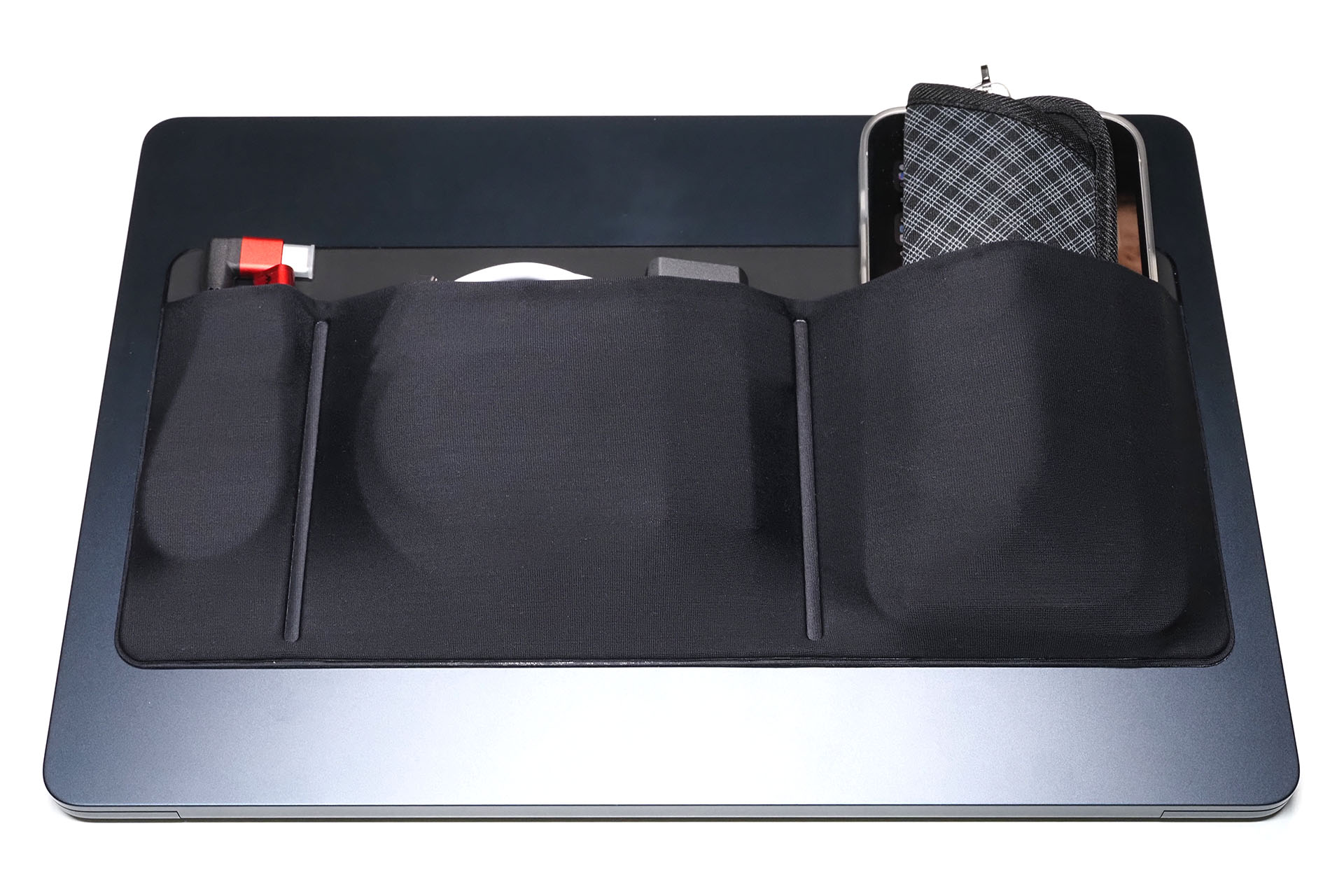 iPhoneの上にソフトケース入りのリーディンググラス(老眼鏡)を入れてみた。フツーに入った。