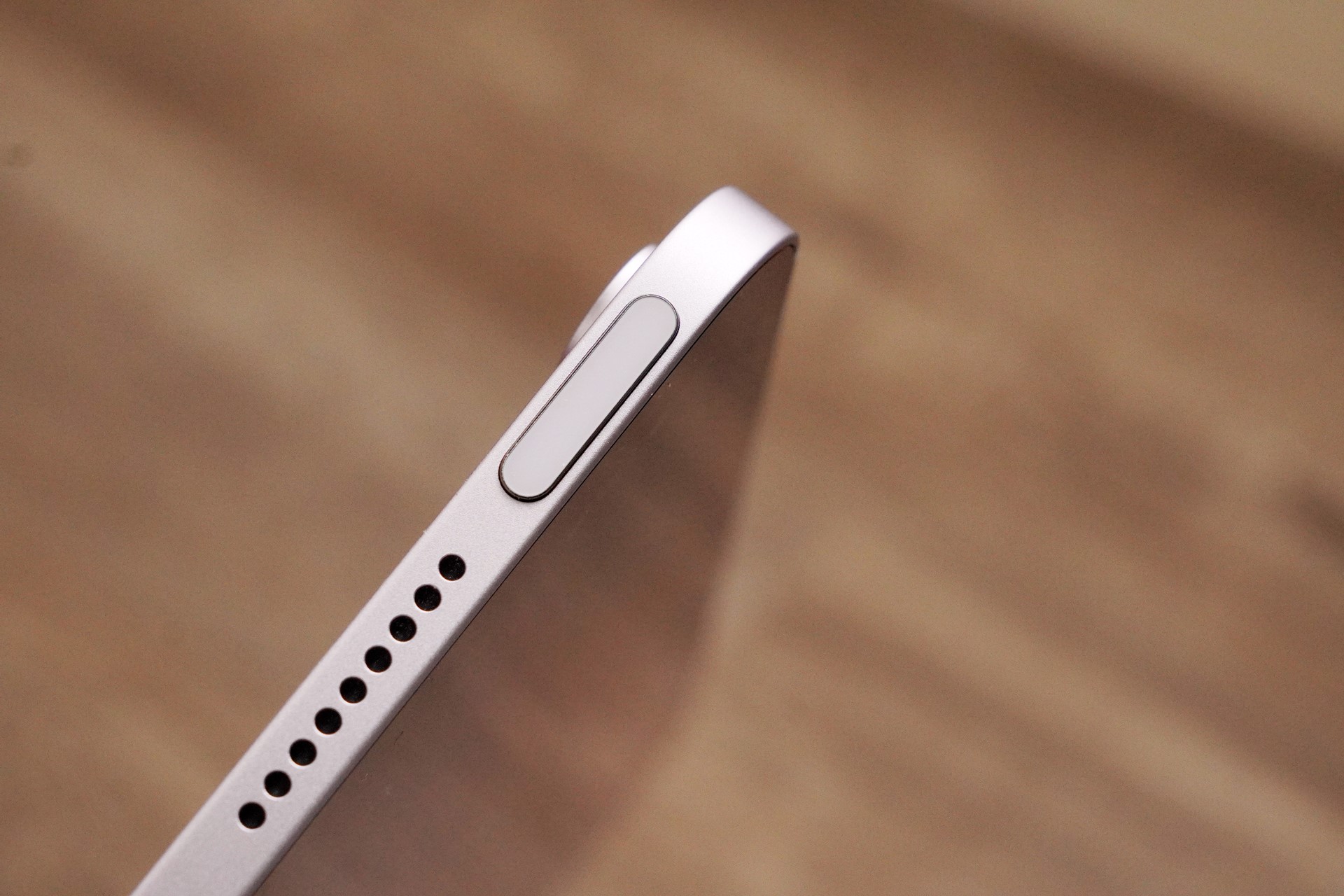 生体認証は引き続きTouch ID。トップボタンに統合されている
