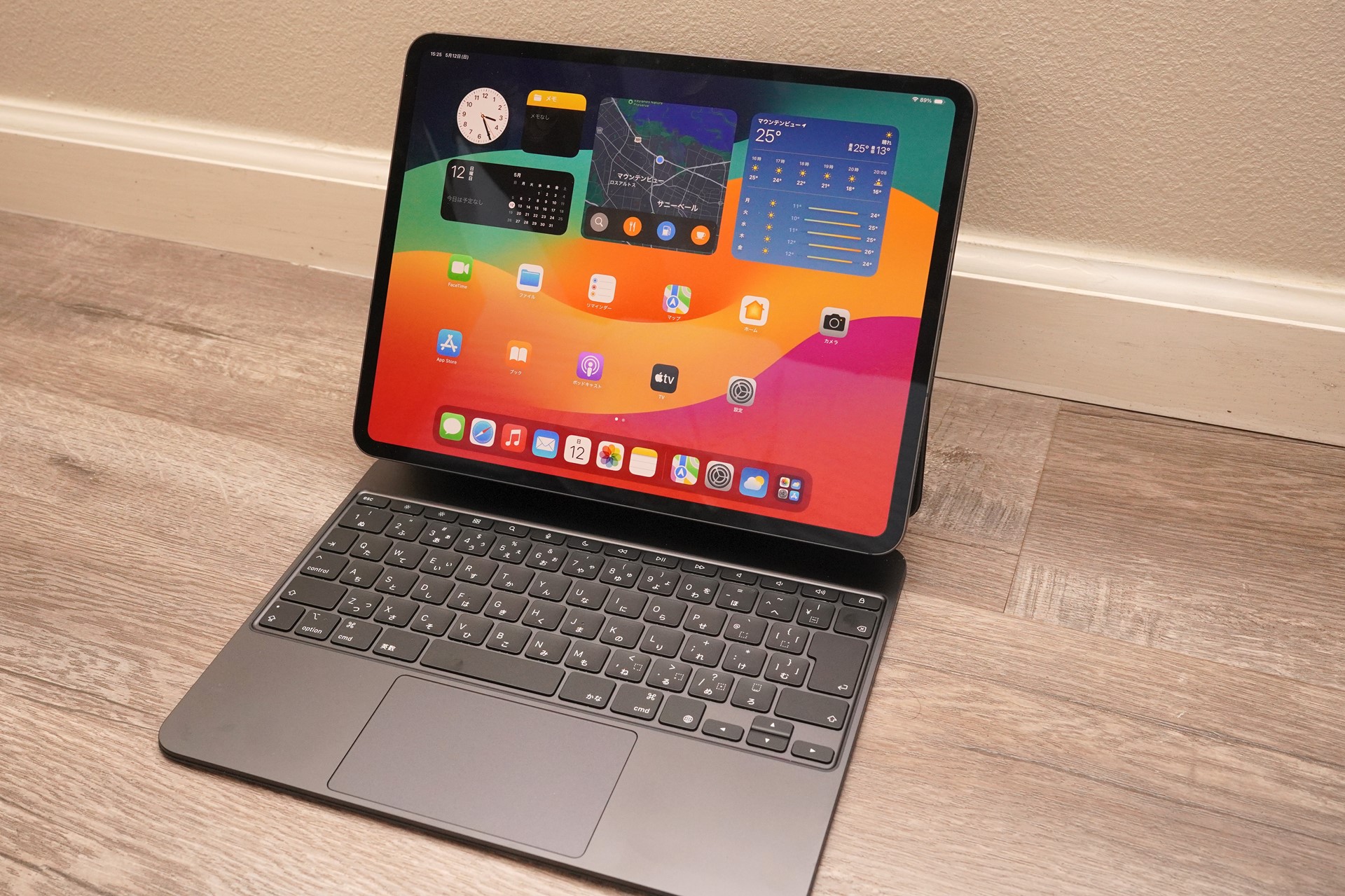 iPad Proは、ディスプレイやデザインなどまでフルモデルチェンジ。Magic Keyboardを装着した際のたたずまいは、まるでPCのようだ