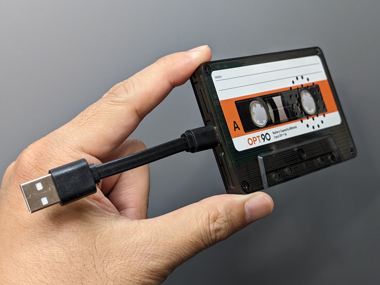 バッテリーの充電はUSBで行う。電源オン時の見分けがつきにくいのが玉に瑕