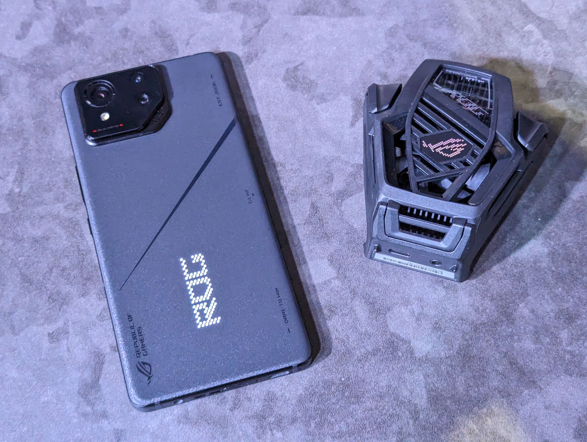 「ROG Phone 8 Pro Edition」には外付けクーラーユニット「AeroActive Cooler X」が同梱される