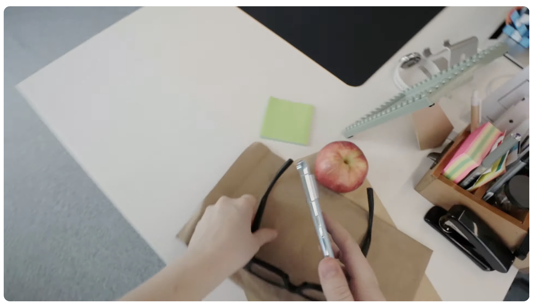 「メガネはどこ？」→「赤いリンゴの隣です」