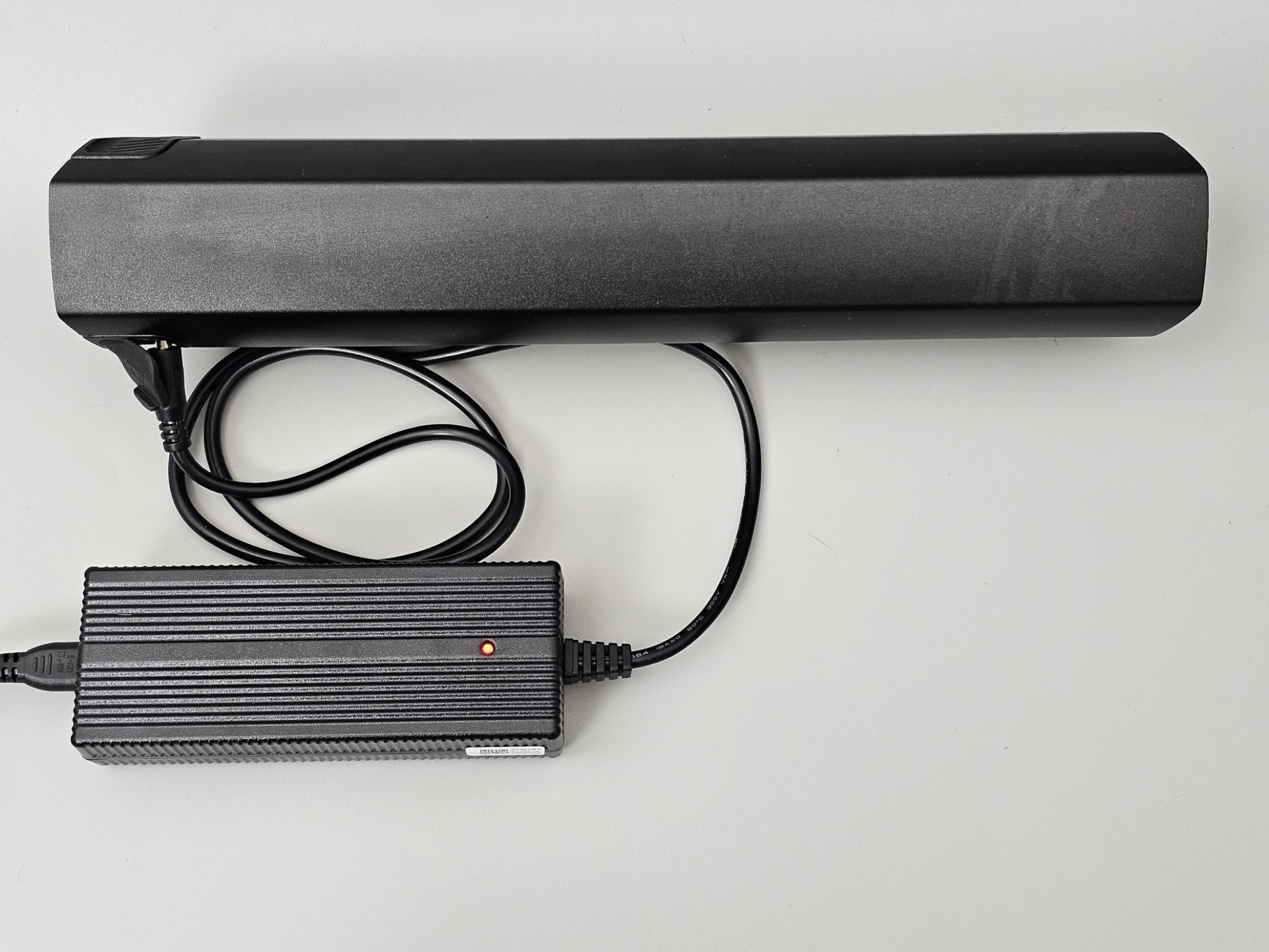 バッテリーは取り外して室内で充電できる。集合住宅などで車両を部屋まで移動させられない場合や、出先の電源を借りられるカフェなどで充電する場合に便利だろう