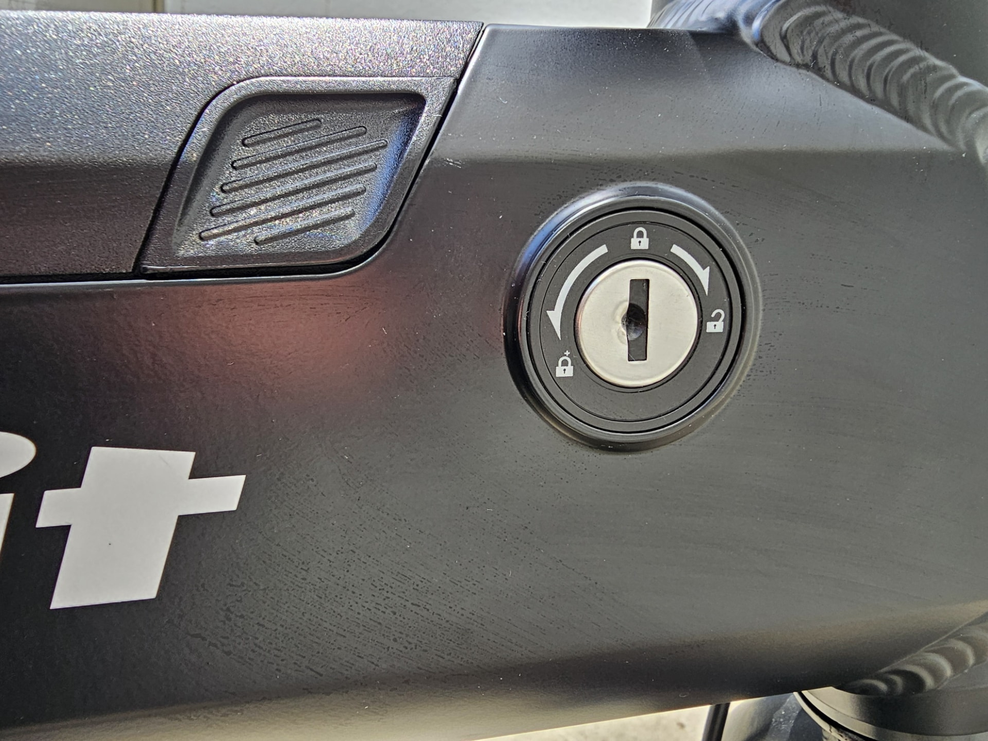 バッテリーを車両から取り外すのには鍵が必要。バッテリーだけが盗まれるリスクはほとんどない