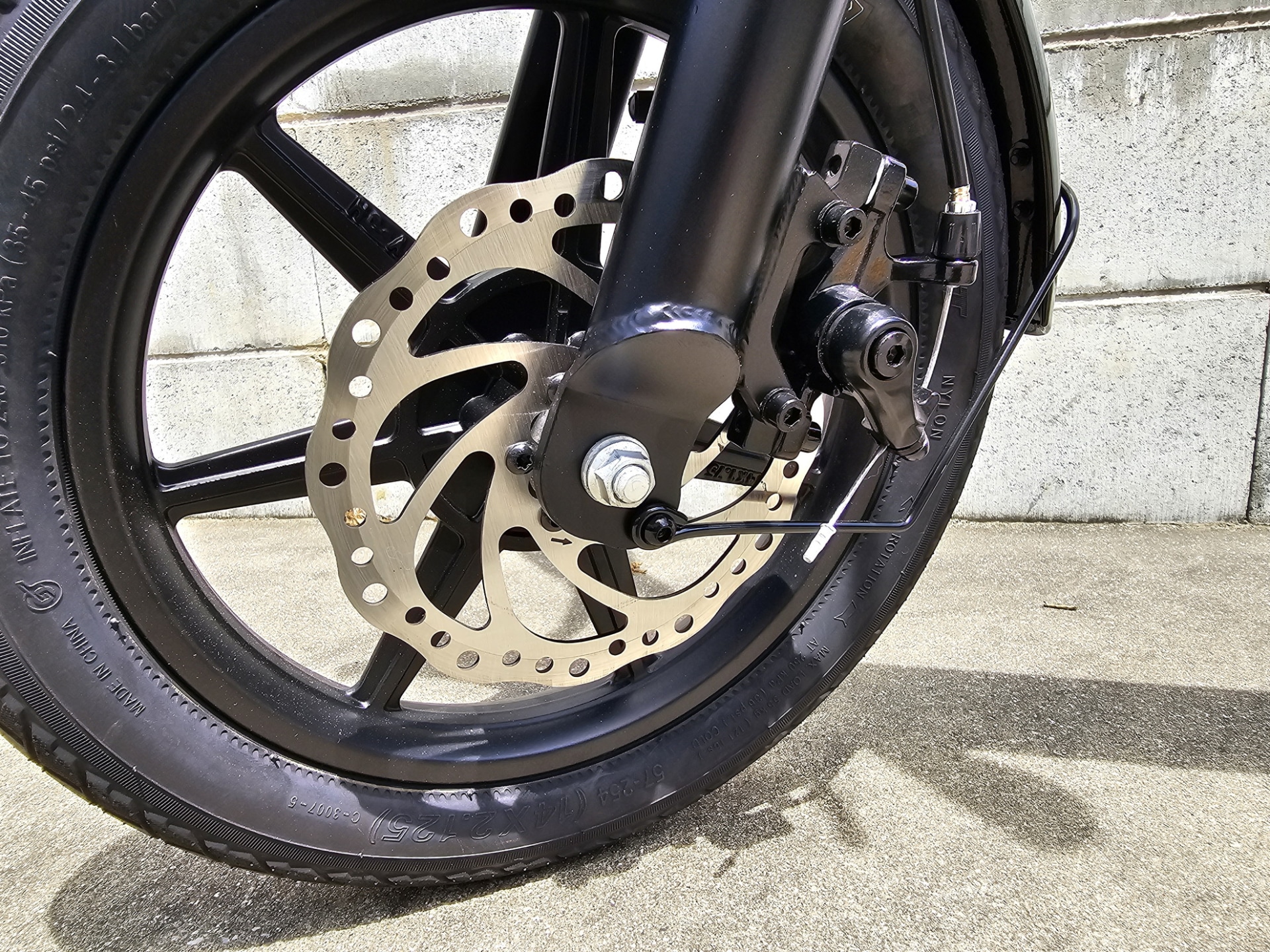 前後ともにディスクブレーキを採用