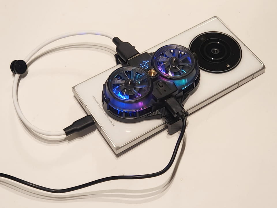 ペルティエ　デュアル　クーリング　ファン　⭐︎ほぼ未使用品⭐︎ 夏のスマホに向け、ルックスで選んだペルチェ式双発クーリングファン