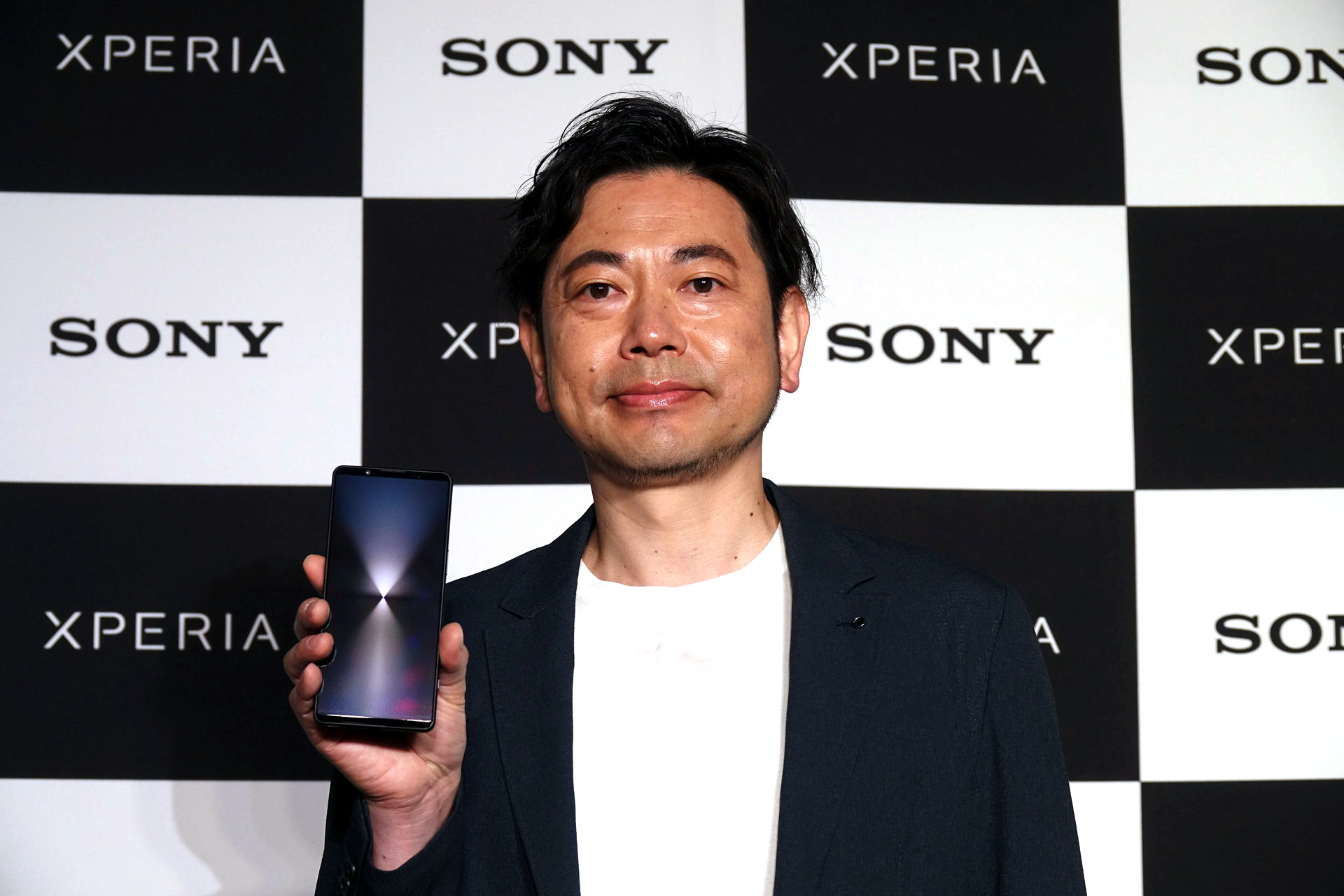 Xperia 1 VIを手にするソニー　大島氏