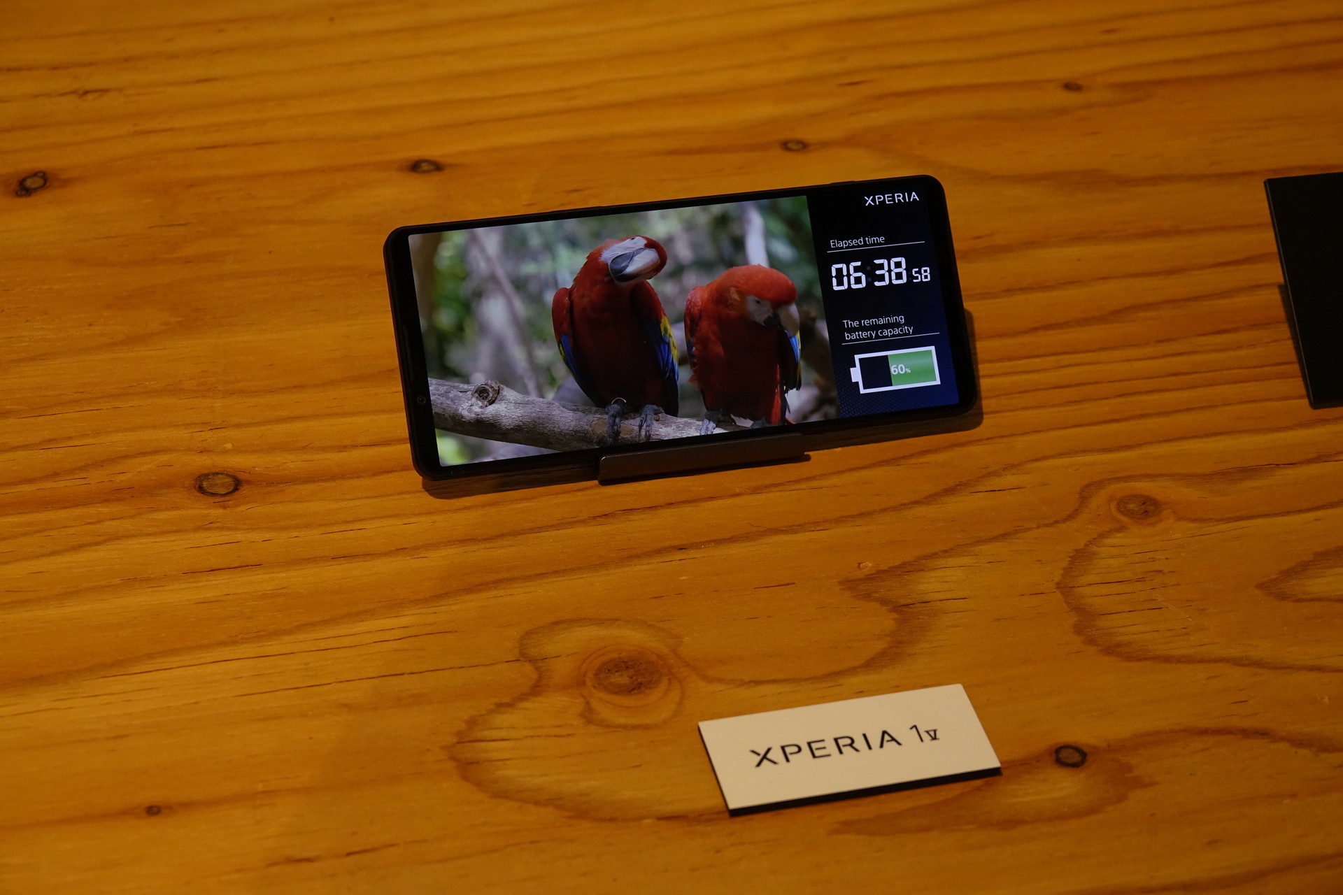 Xperia 1 VIとXperia 1 Vで同じ動画を流し続けるデモ。6時間半も流し続けてXperia 1 Vのバッテリー残量は60％、Xperia 1 VIは82％。可変リフレッシュレートとFHD＋の効果でバッテリーライフが向上した