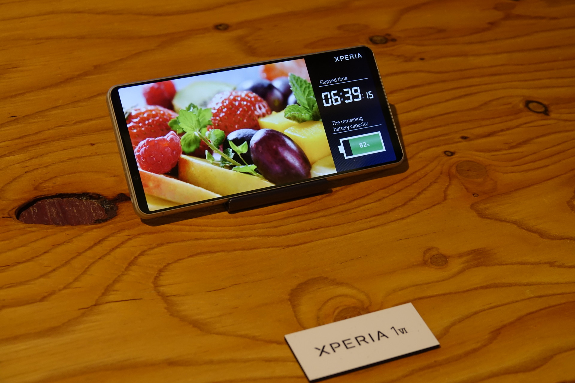 Xperia 1 VIとXperia 1 Vで同じ動画を流し続けるデモ。6時間半も流し続けてXperia 1 Vのバッテリー残量は60％、Xperia 1 VIは82％。可変リフレッシュレートとFHD＋の効果でバッテリーライフが向上した