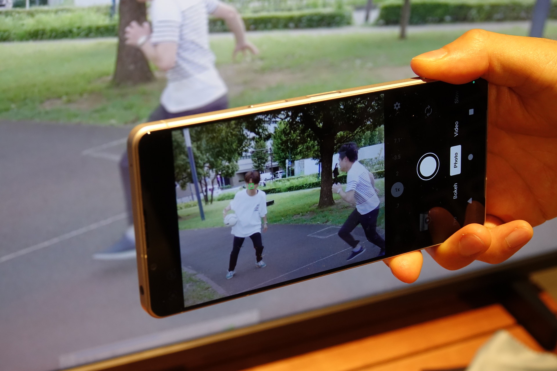 姿勢推定技術あり。人が画面上で入れ替わっても元の人を追跡し続ける