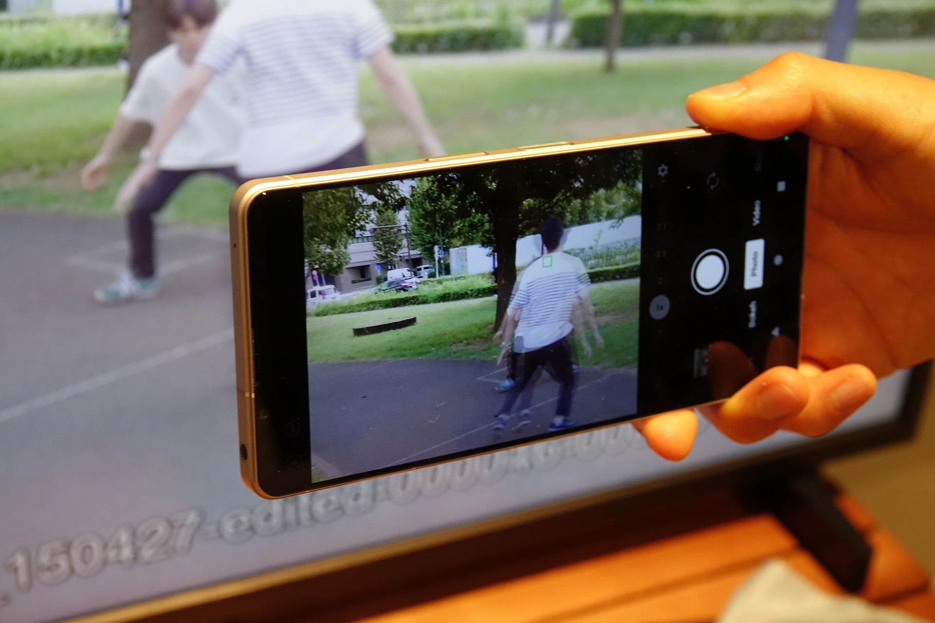 姿勢推定技術あり。人が画面上で入れ替わっても元の人を追跡し続ける