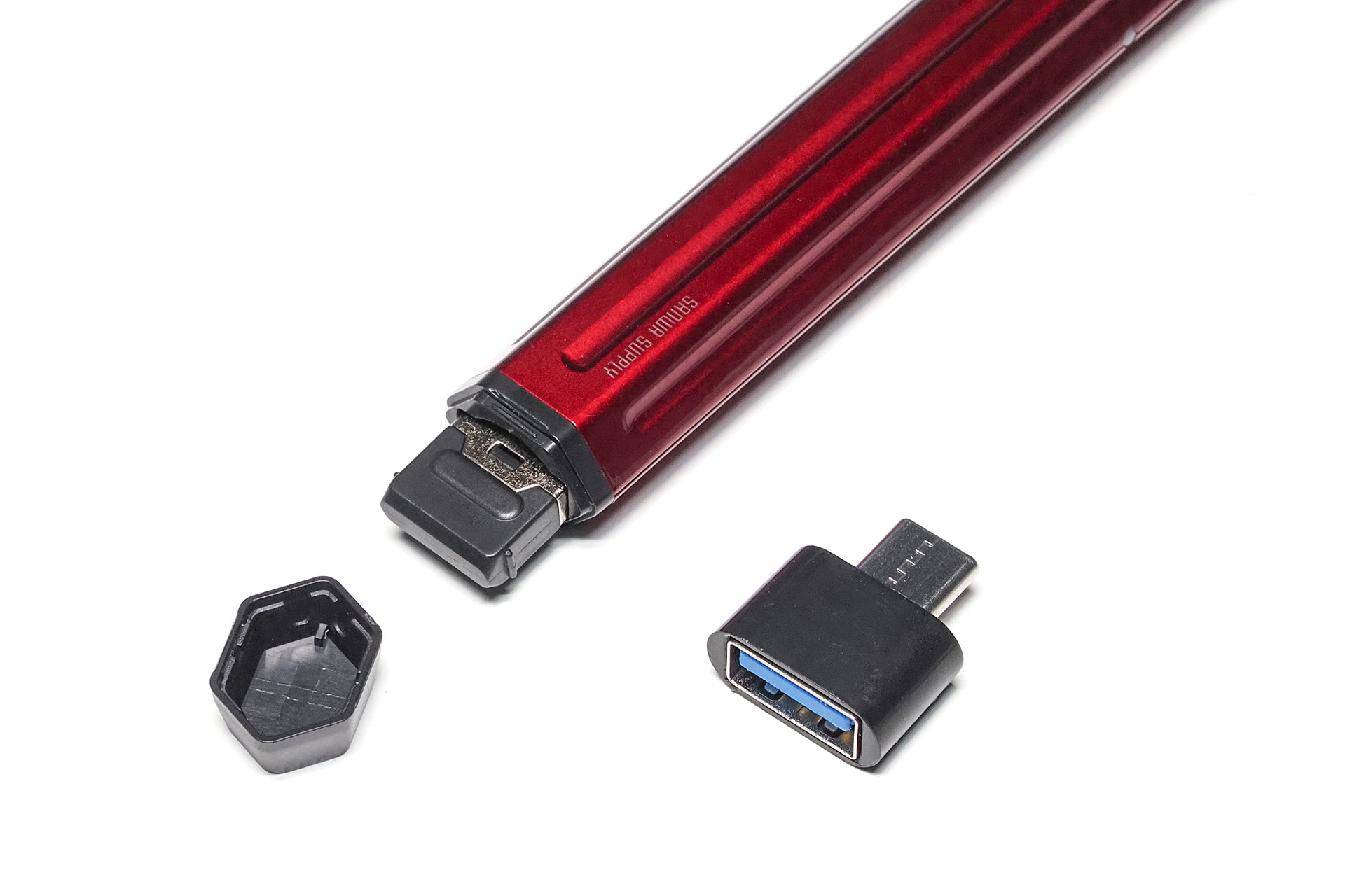 USB-Aドングルはペンの片端に格納できる。変換アダプターは格納できない。