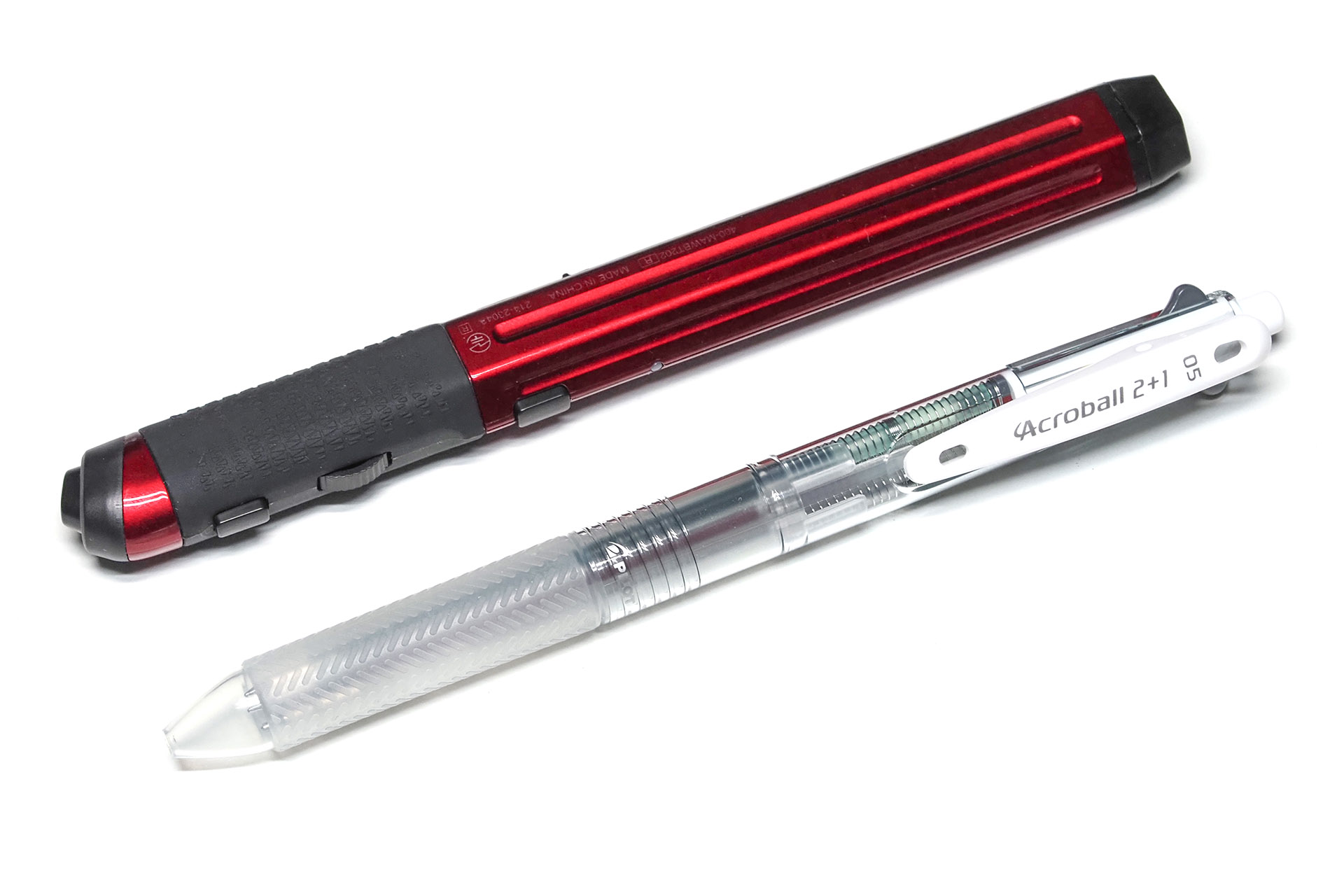 多機能ボールペン（3芯）と比べた感じ。5芯とかの多機能ボールペンに近いサイズだと思う。