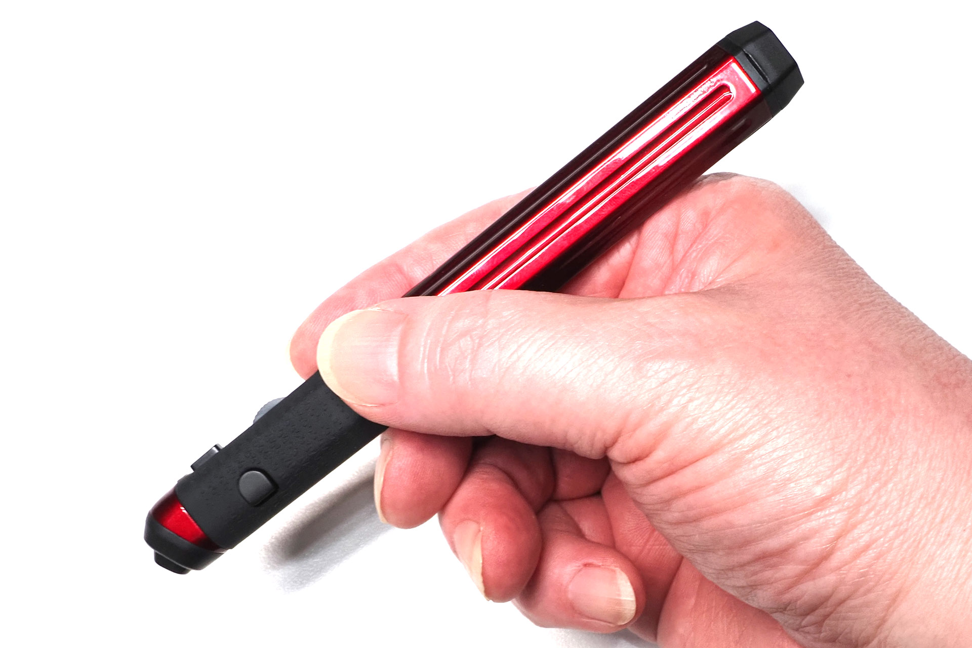 握った感じは「ちょっと太いけどペンに近い握り心地」といったところ。