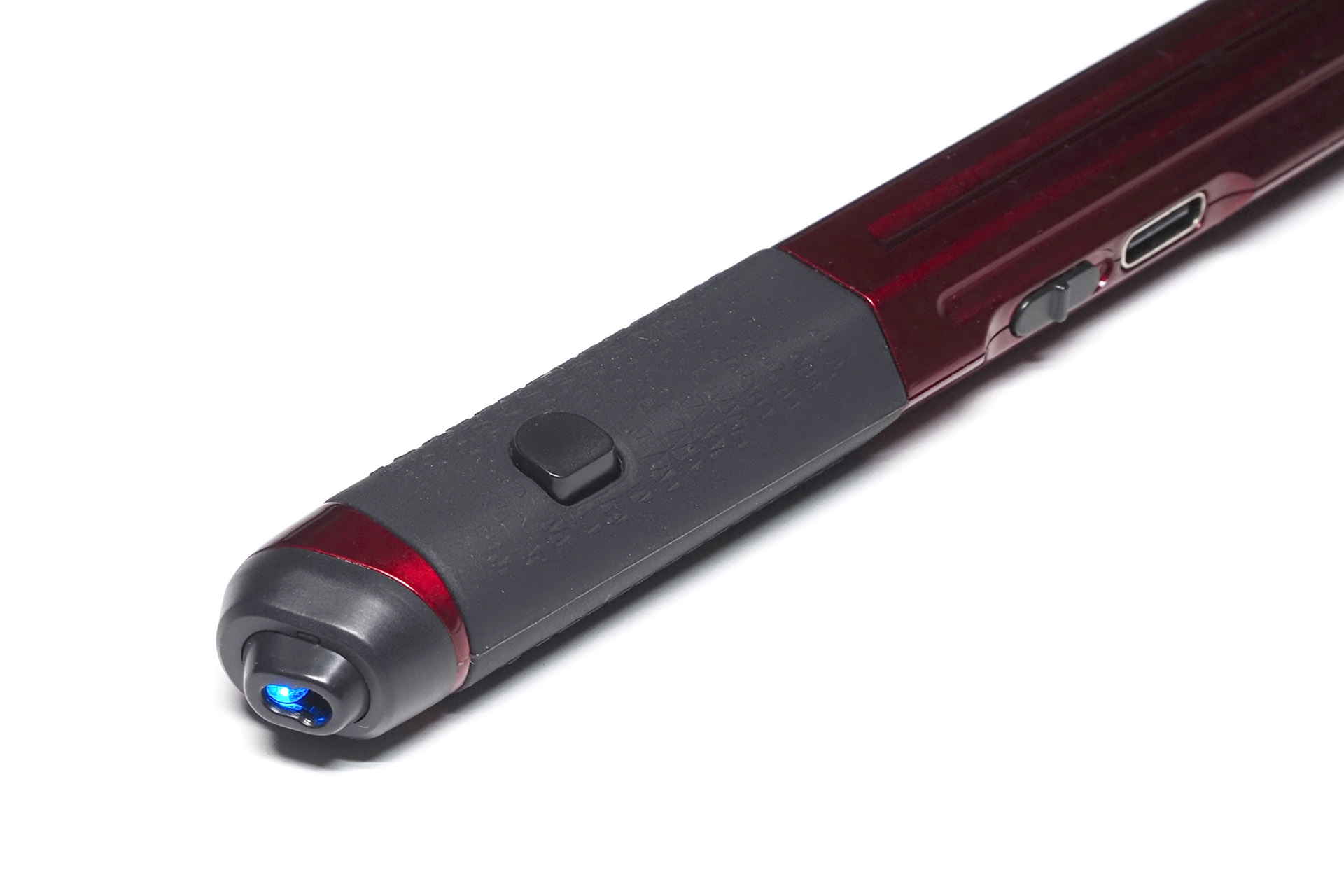 ペン先にはブルーLEDやセンサーが内蔵されており、ペン先が左クリックボタンを兼ねている。