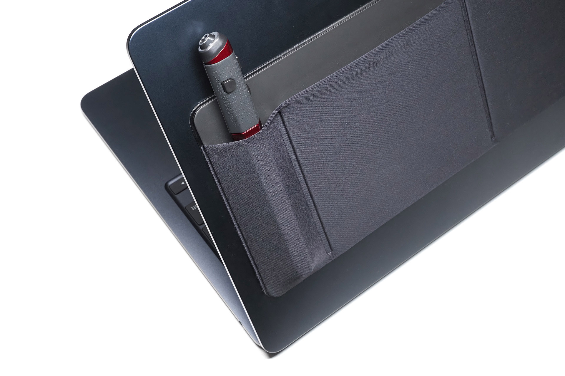 M3 MacBook Air 13インチの天板に貼った「ノートPCに貼るオーガナイザー」にペン型マウスを入れた様子。