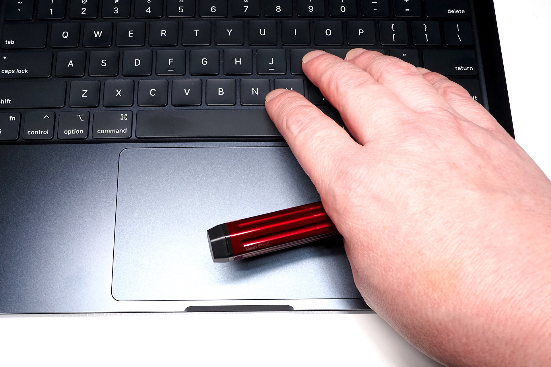 こんな風にペン型マウスの使用を一時中断しつつ横向きに持ち、キーボード入力することもできる。