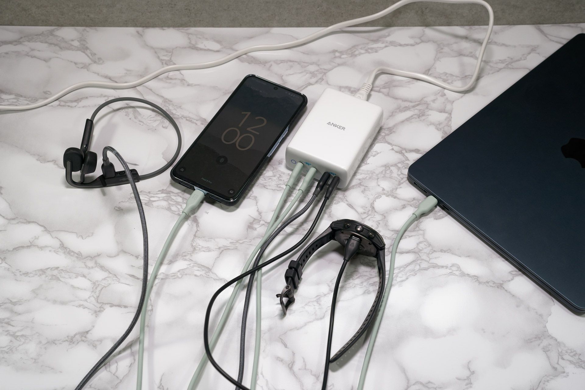 普段使いしているデバイス4つを一度にまとめて充電できちゃう