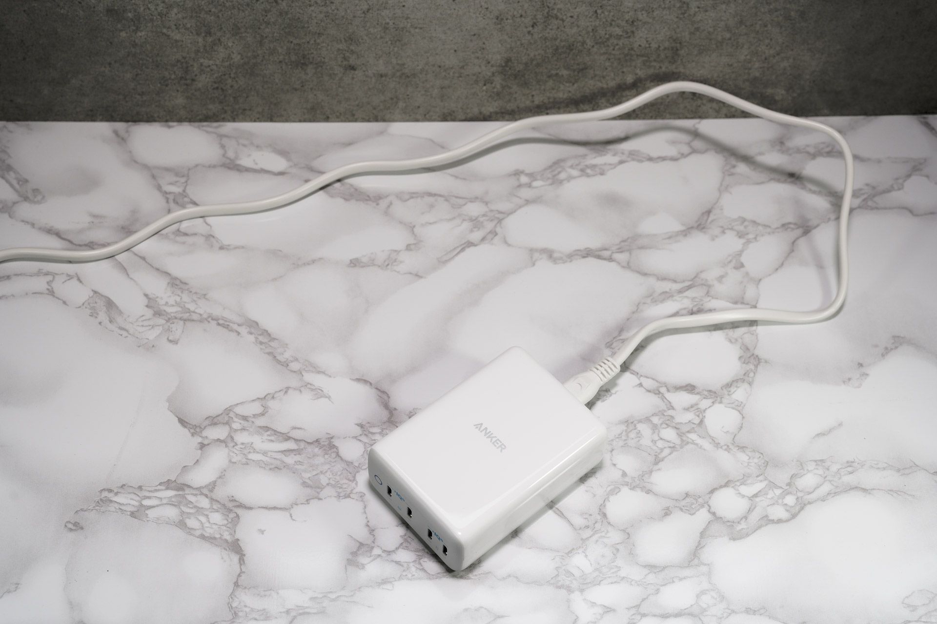 この電源ケーブルを長く延ばせる形状が重要