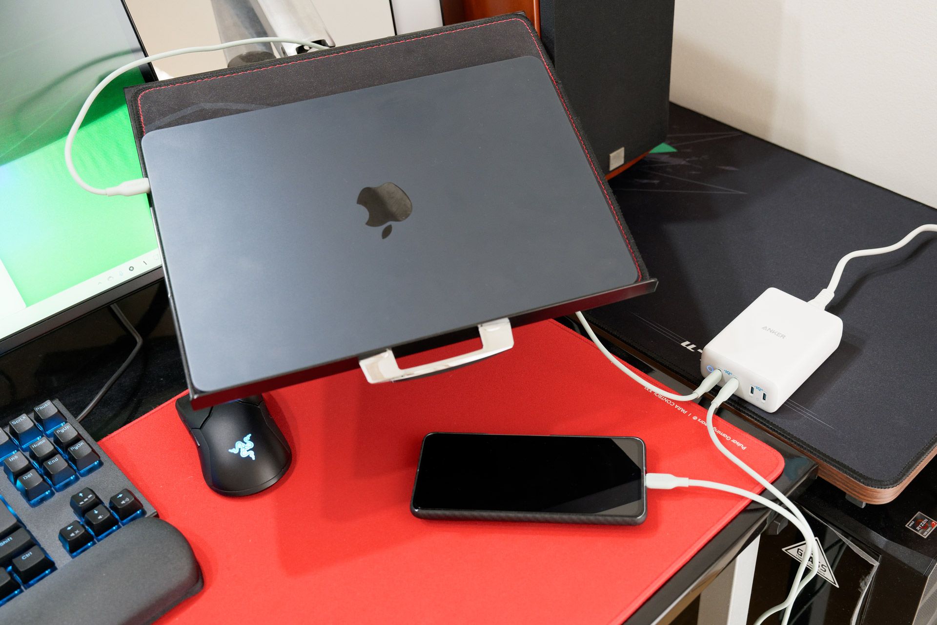 手元近くに設置しやすいと、短いUSBケーブルでの充電もしやすい