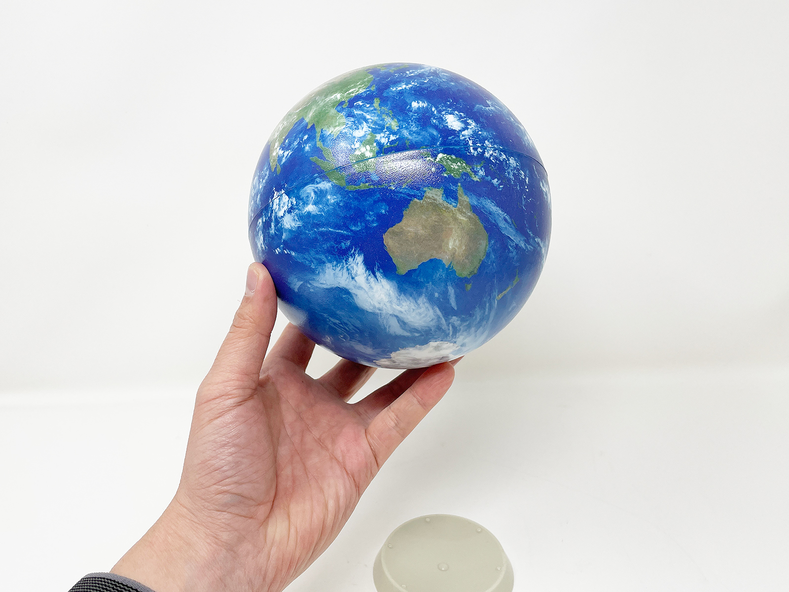 ハンドボールよりちょっと小さいくらいのハンディサイズ地球儀です。