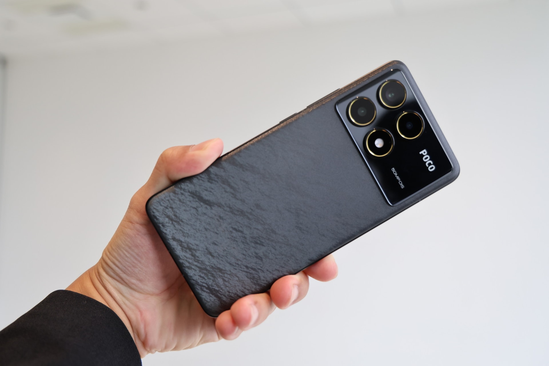 カメラを囲んでいる部分とカメラ本体部分が浮き上がっている