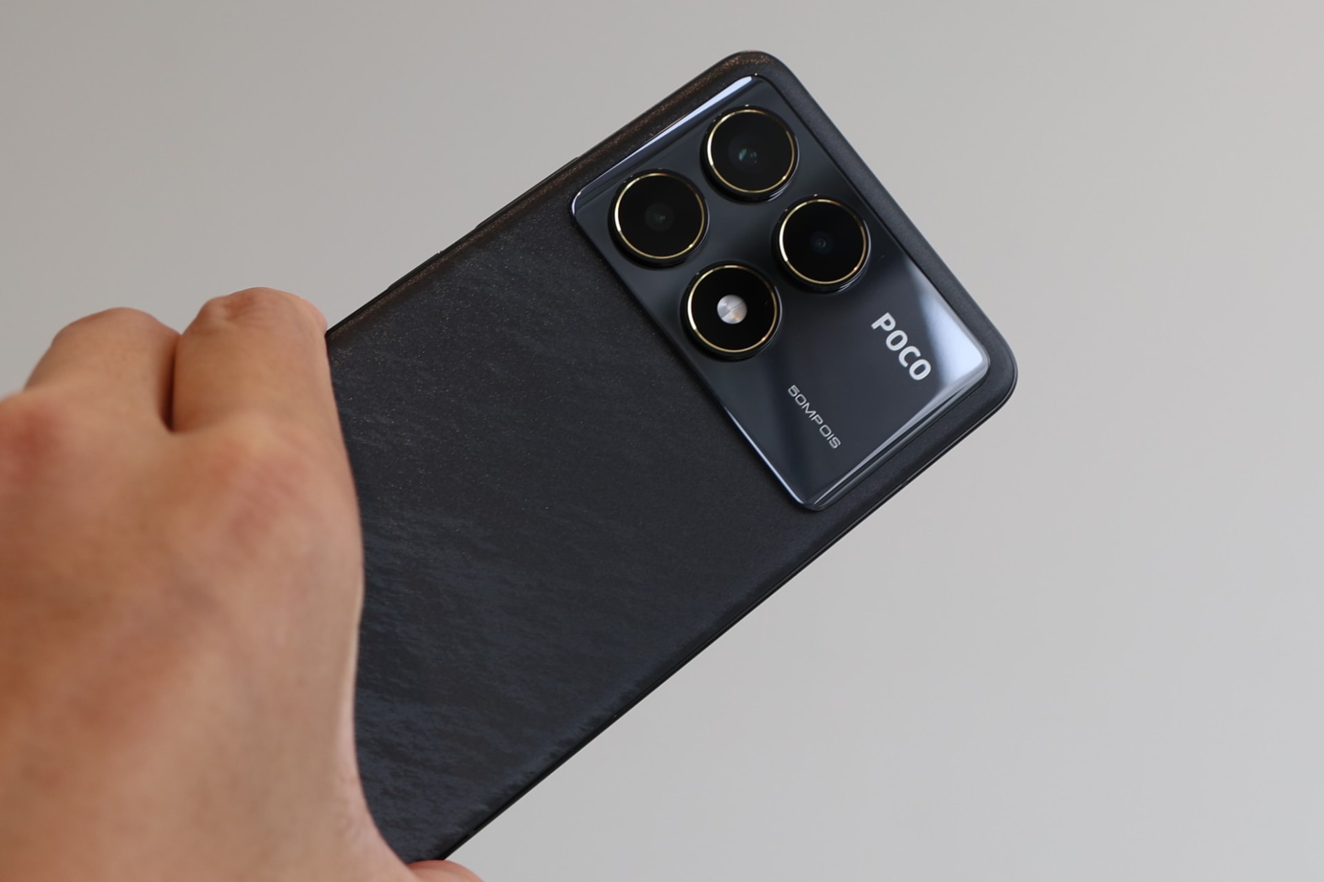 カメラを囲んでいる部分とカメラ本体部分が浮き上がっている