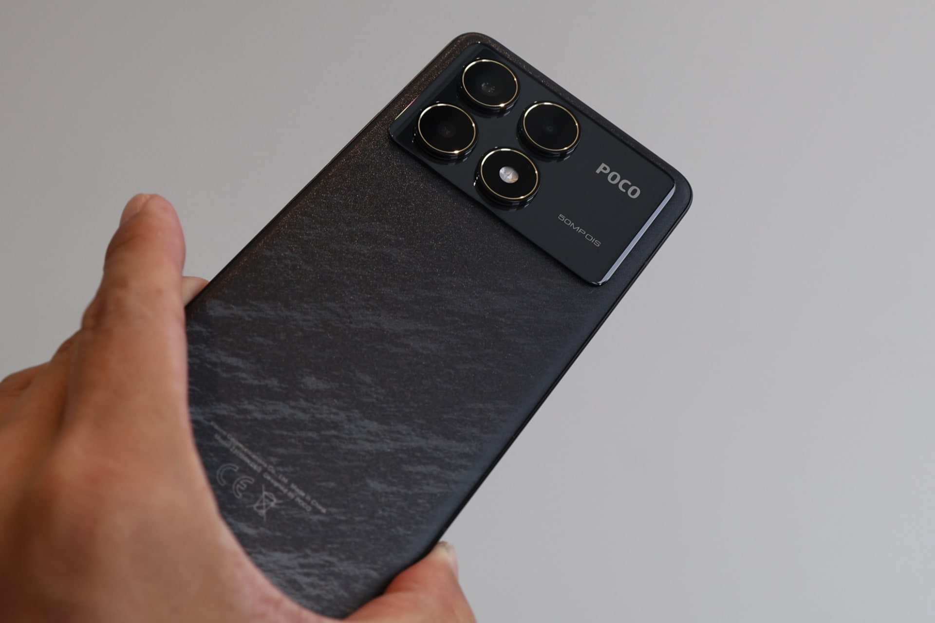 カメラを囲んでいる部分とカメラ本体部分が浮き上がっている