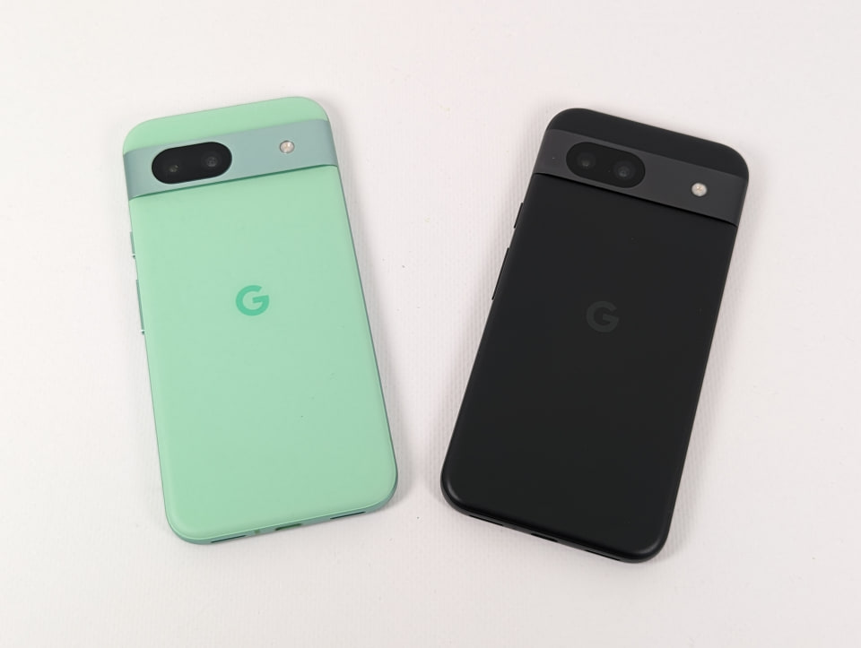いずれもPixel 8a。左：Aloe（アロエ）、右：Obsidian（オブシディアン）
