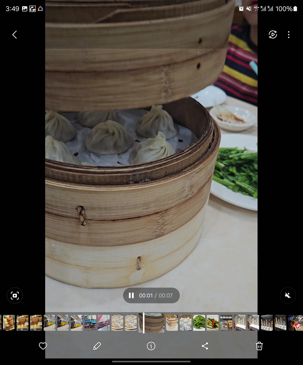 インスタントスローモーションは、動画を長押しするだけと操作性もシンプル