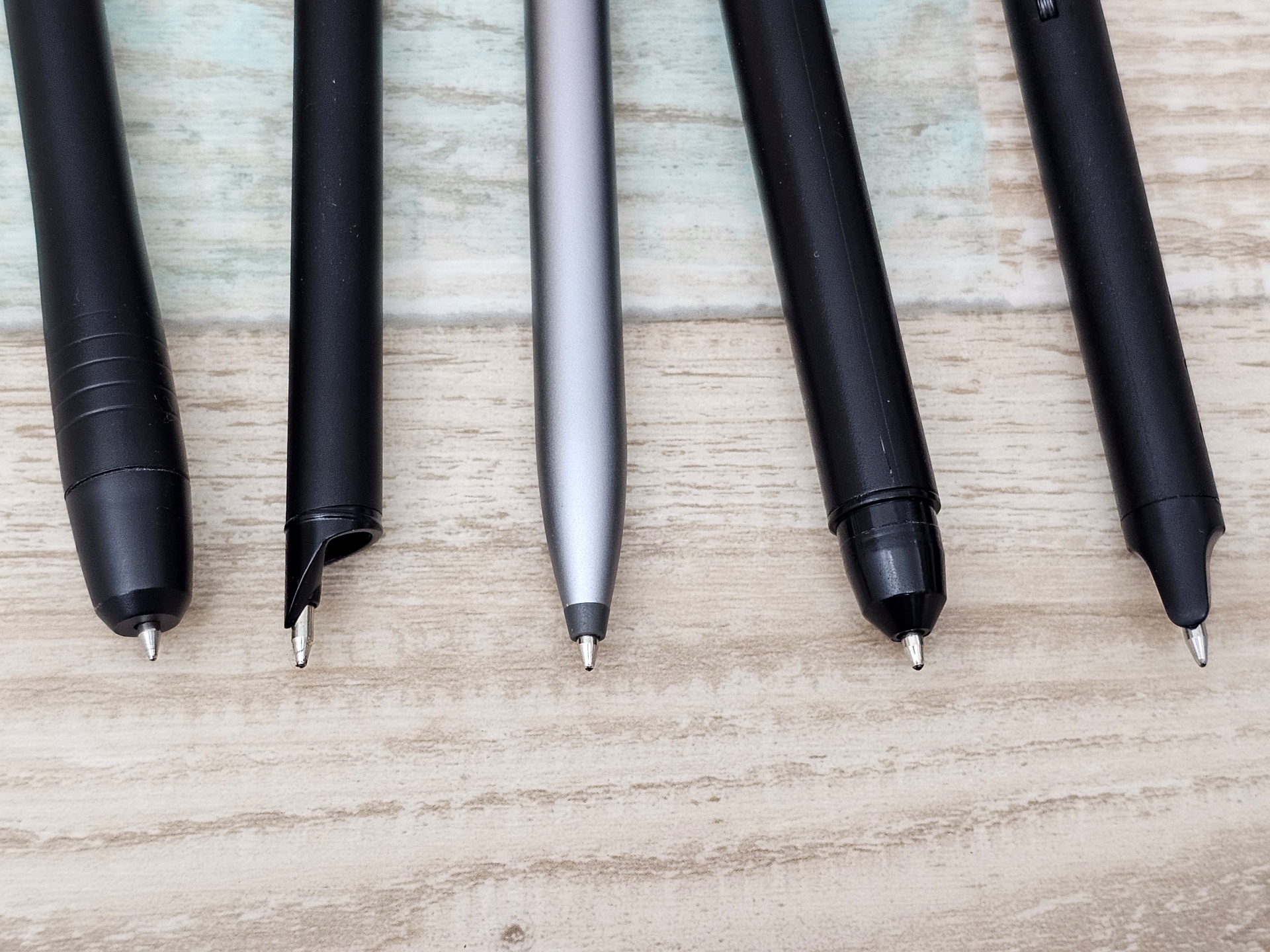 海外クラウドファンディングで購入したものも含め、手持ちのデジアナ文具のペンはどれも油性インクを使っている