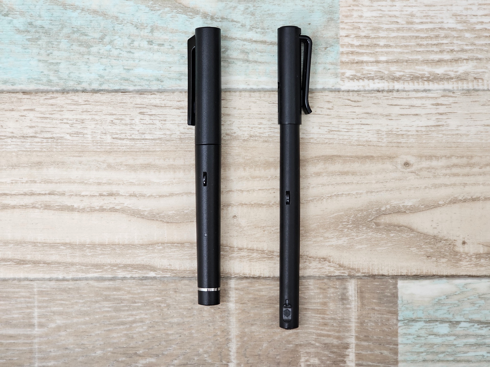 太く短くなったことで、重心が低くなりクレヨンのように持ちやすく書きやすくなった。強い力で握っても、中指の第一関節から爪のあたりに食い込むこともない（強く握りすぎ）