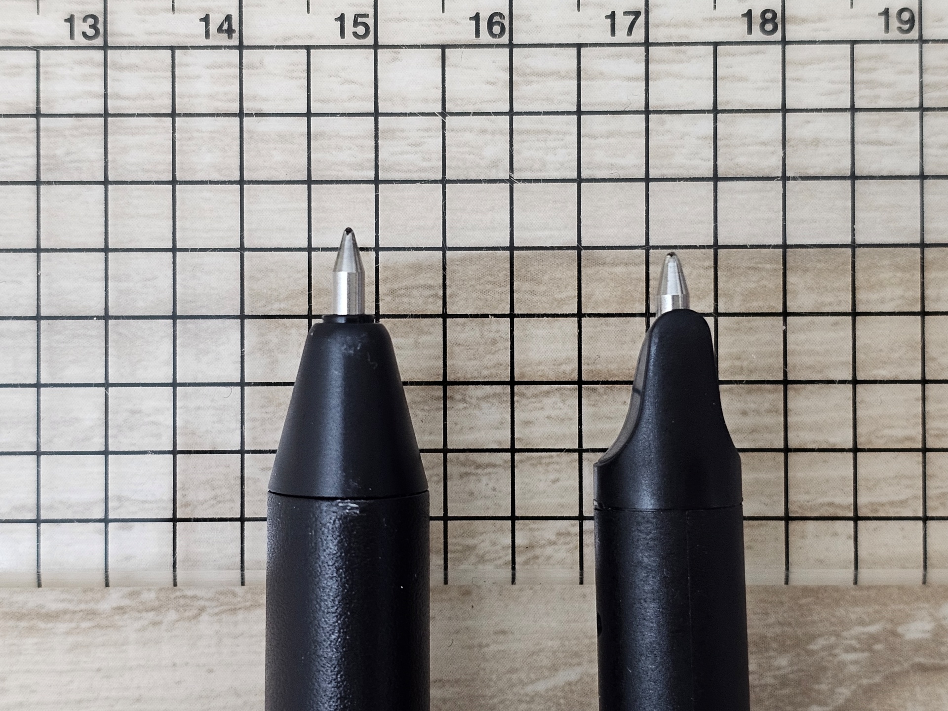 左がA1、右がM1＋。A1のほうがペン先が長め