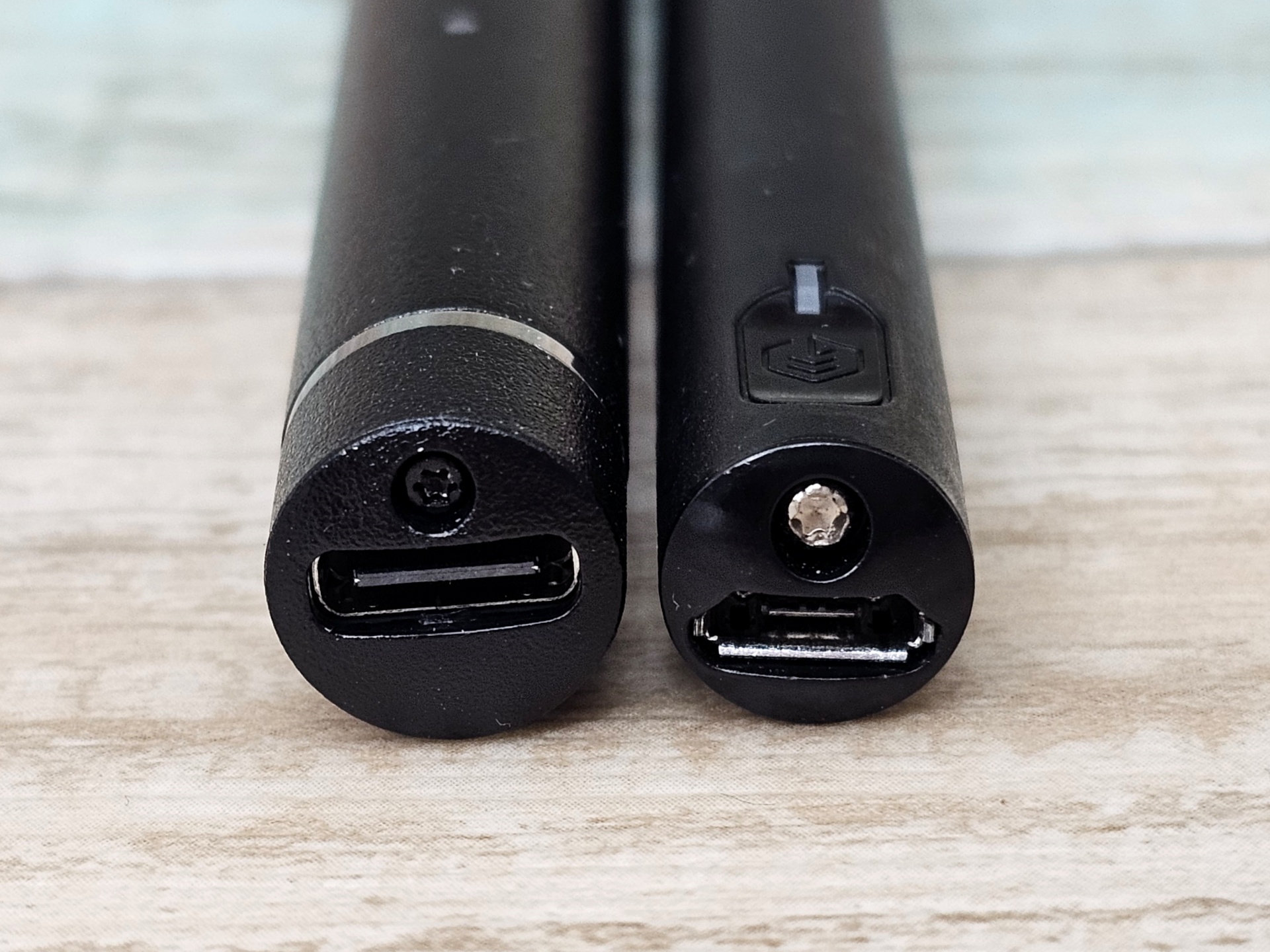 写真左がA1、右がM1＋。充電端子が変更されているのがわかる