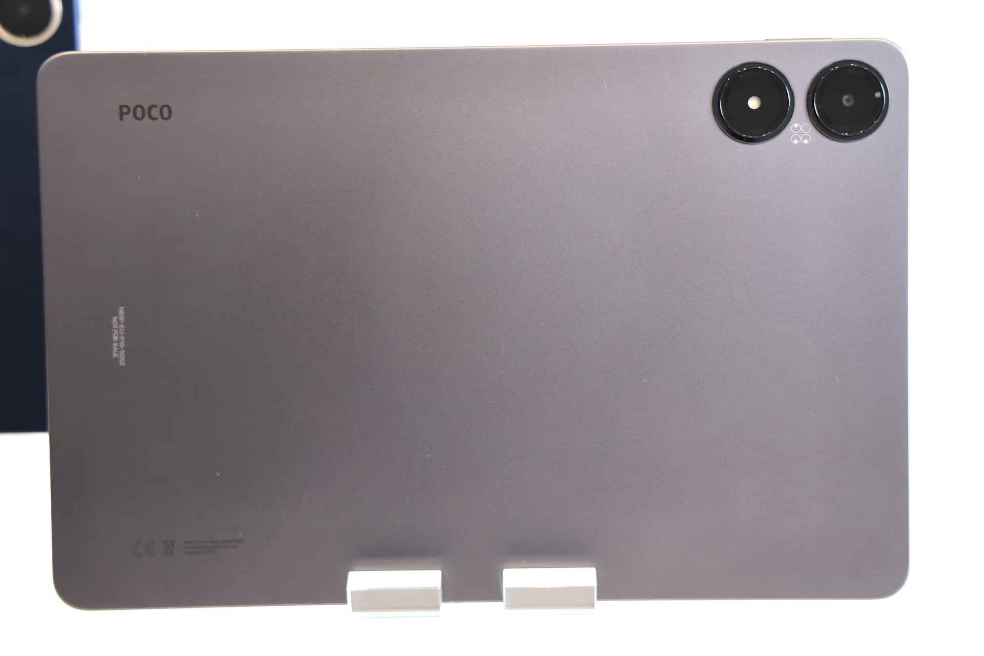 背面は800万画素の広角カメラを搭載