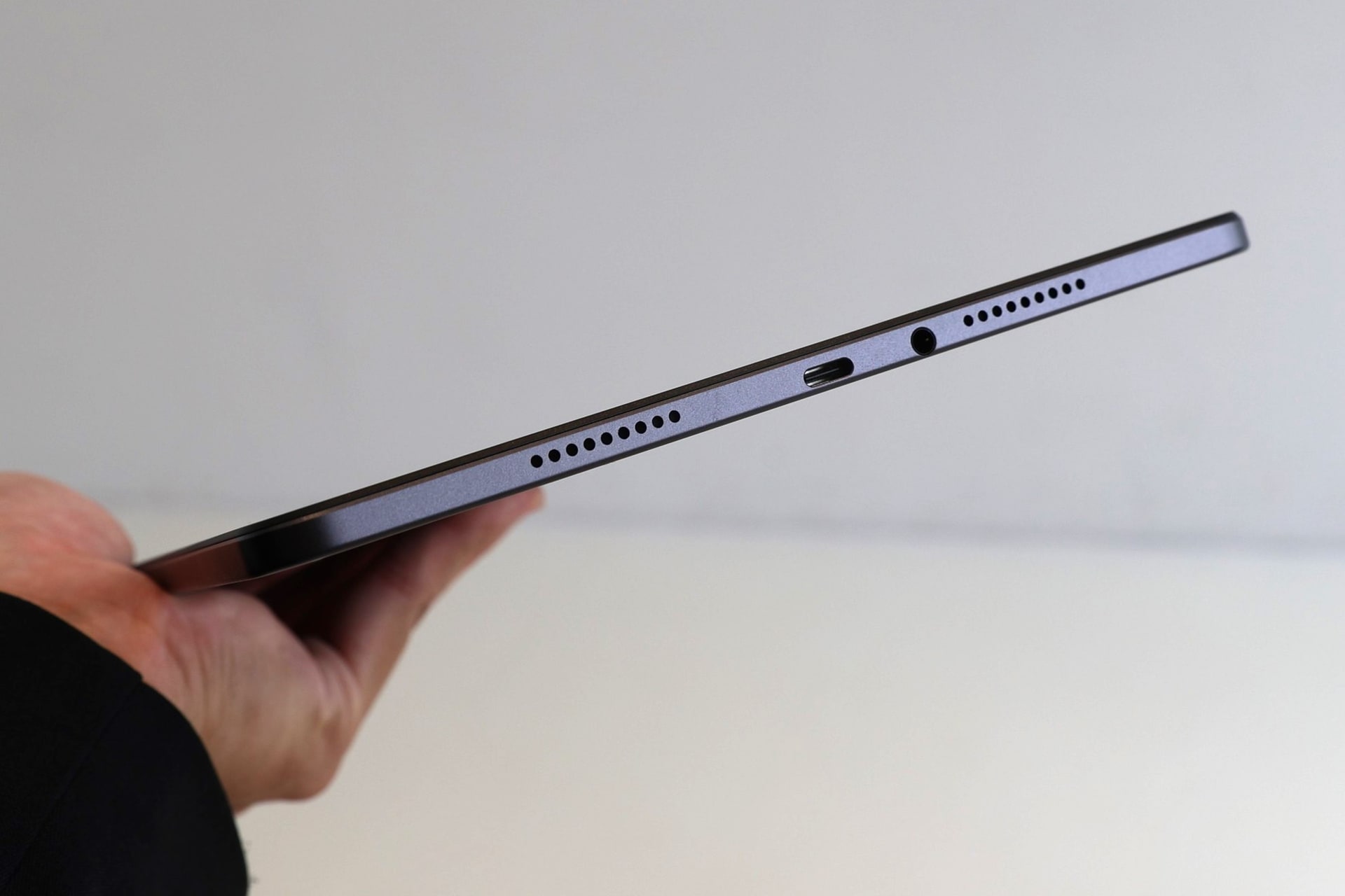 下側面はUSB Type-C端子とオーディオ端子