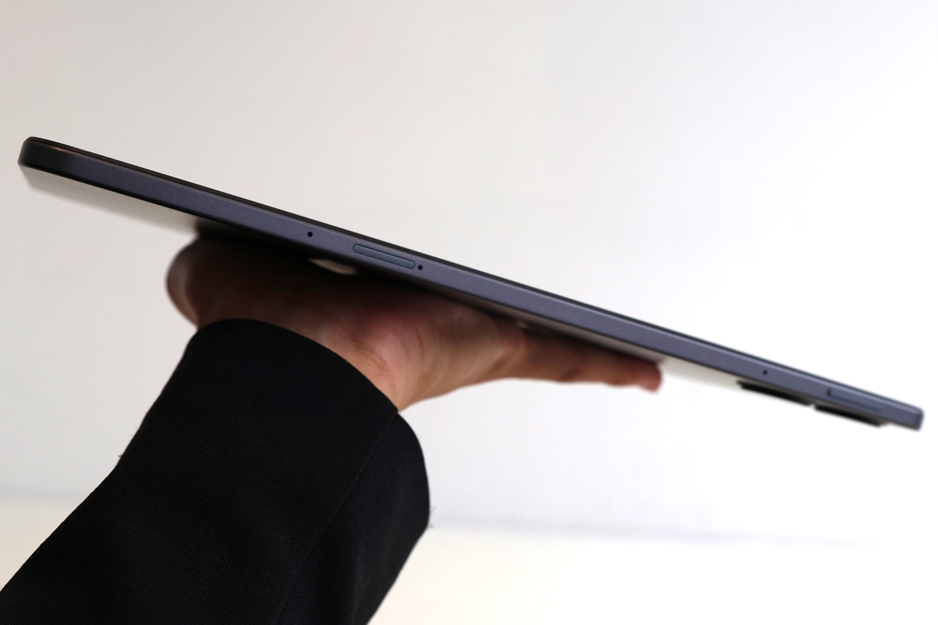 右側面は上側に音量調整スイッチ、下側にmicroSDカード