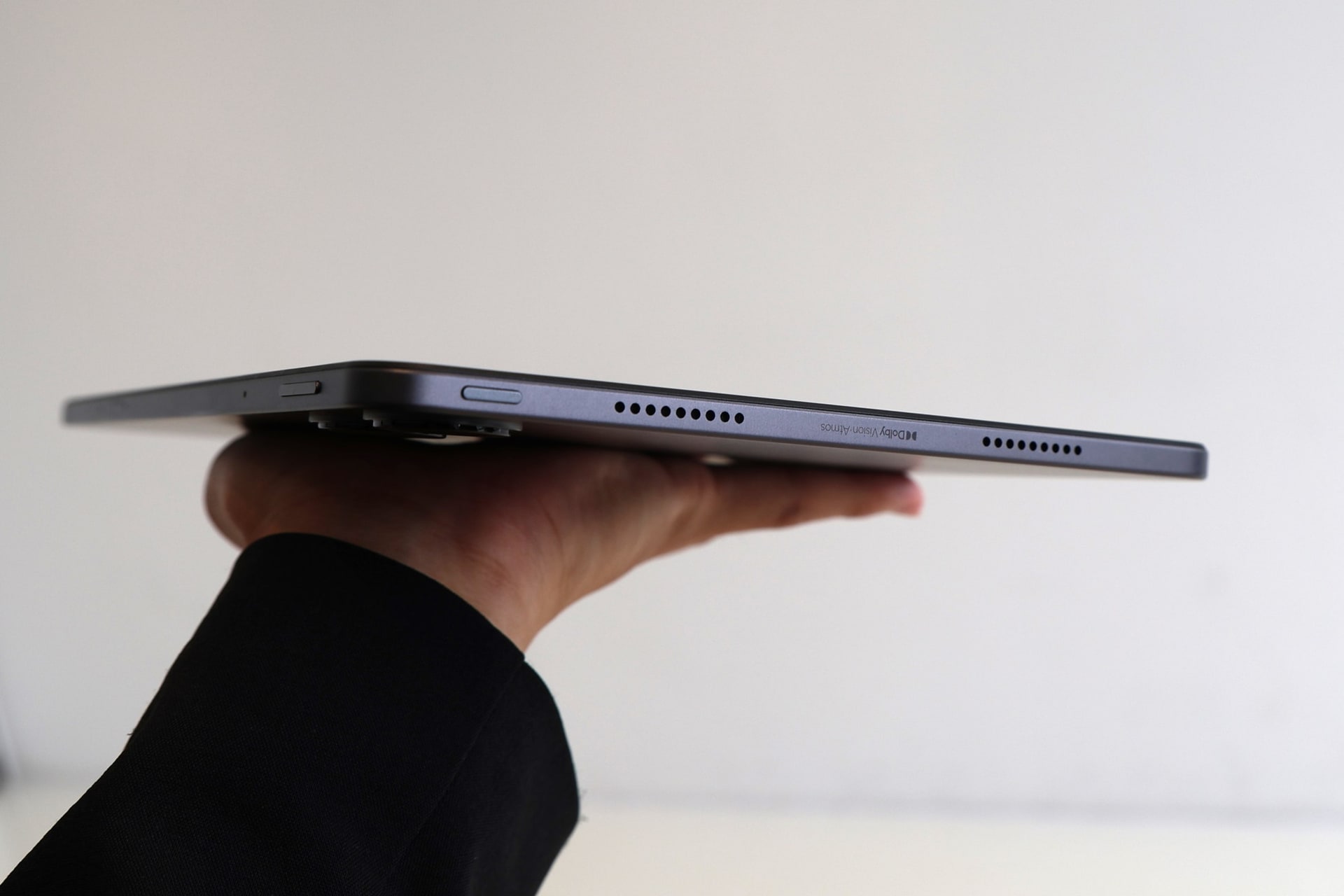 上側面にはスピーカーとドルビーのロゴ